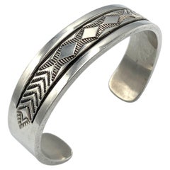 Schweres Sterling Silber Armband mit handgestempelten Designs von Bruce Morgan