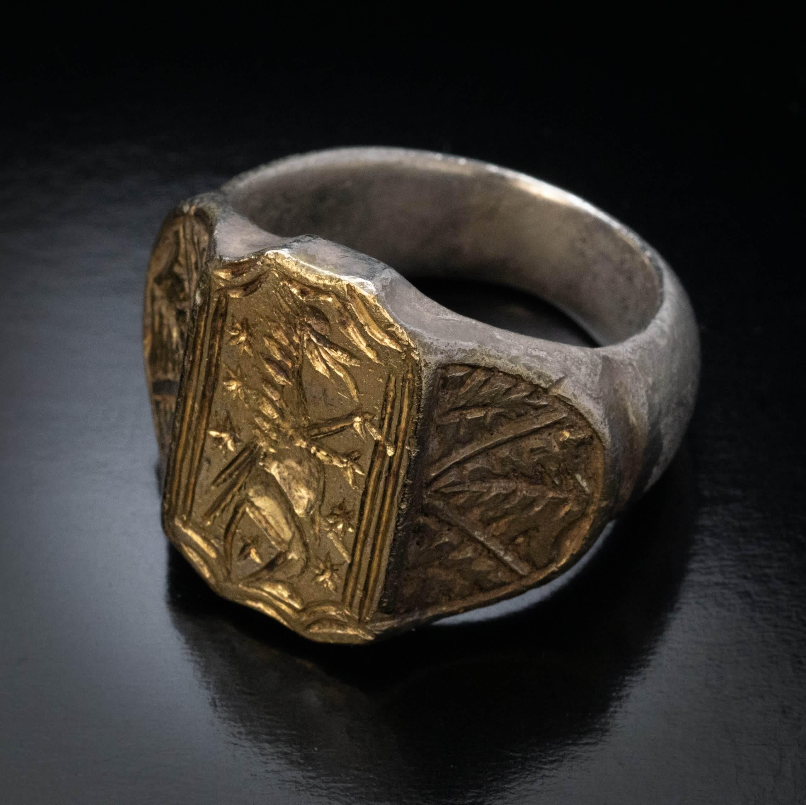 Heavy Gilded Silver Medieval Signet Ring c. 1350-1450 (Mittelalterlich) im Angebot