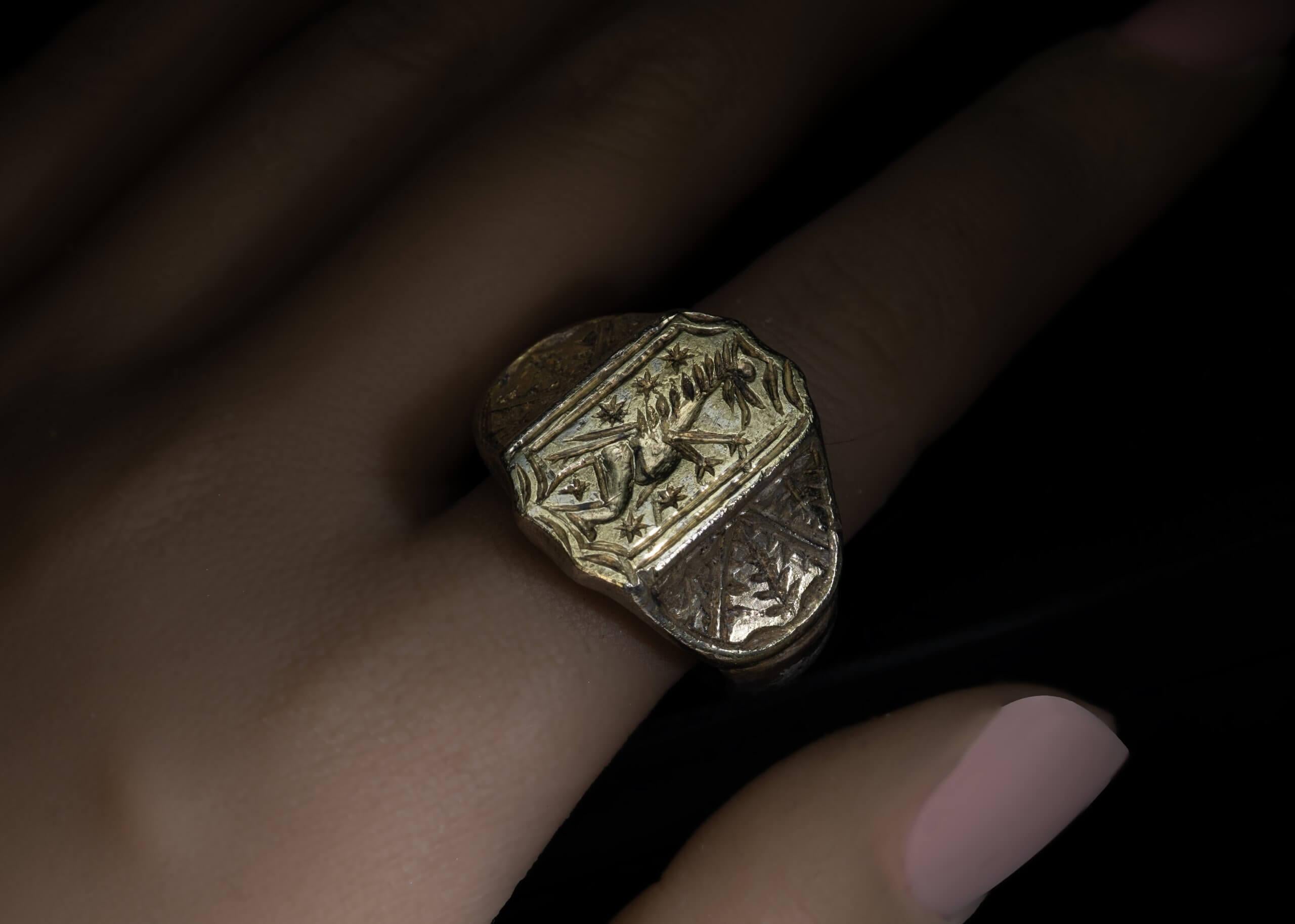 Heavy Gilded Silver Medieval Signet Ring c. 1350-1450 für Damen oder Herren im Angebot