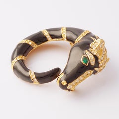 Spilla a forma di cavallo vorticoso in smalto dorato pesante di Ciner, anni '80