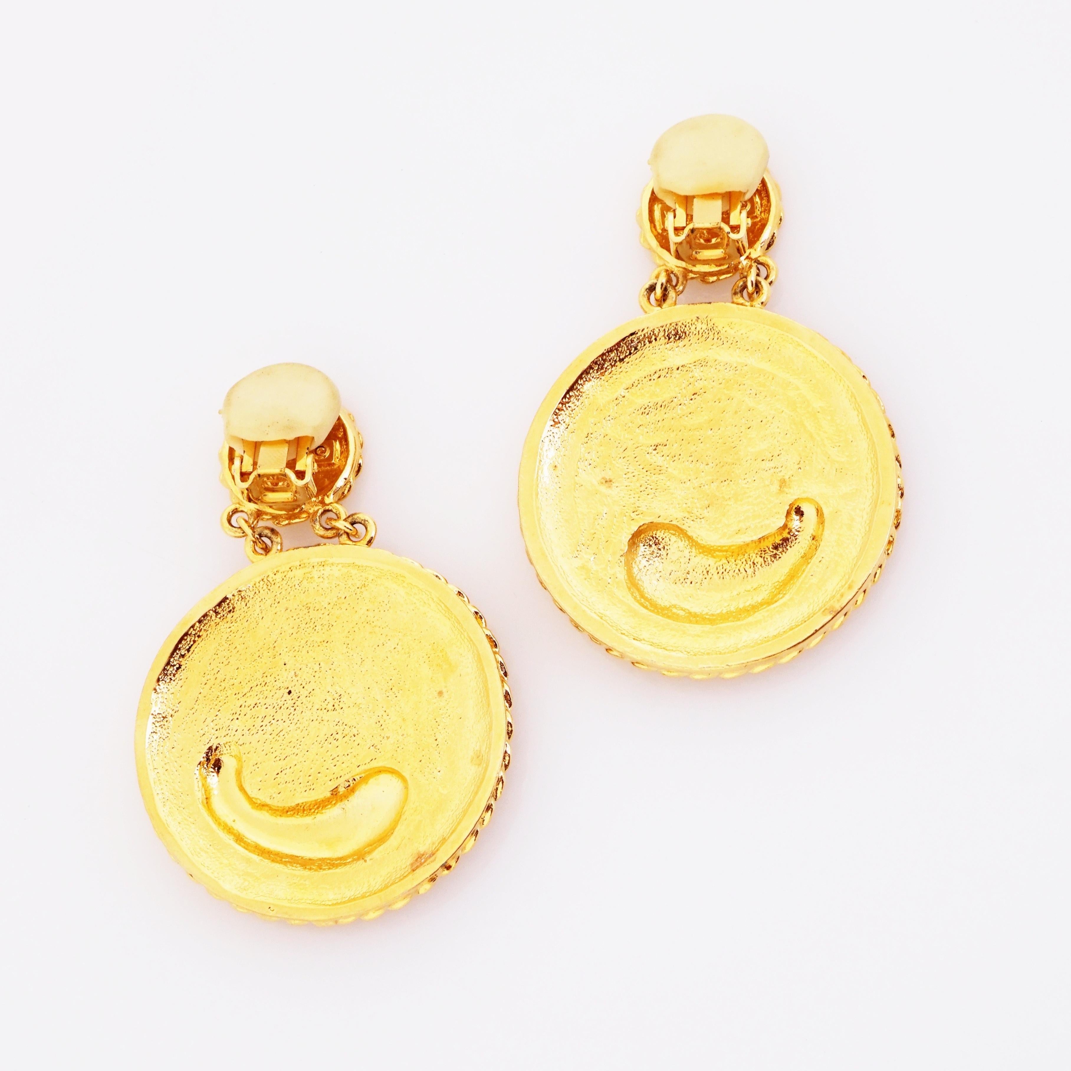Moderne Boucles d'oreilles en goutte avec médaillon étrusque doré « Duchesse de Windsor » d'Alexis Kirk en vente