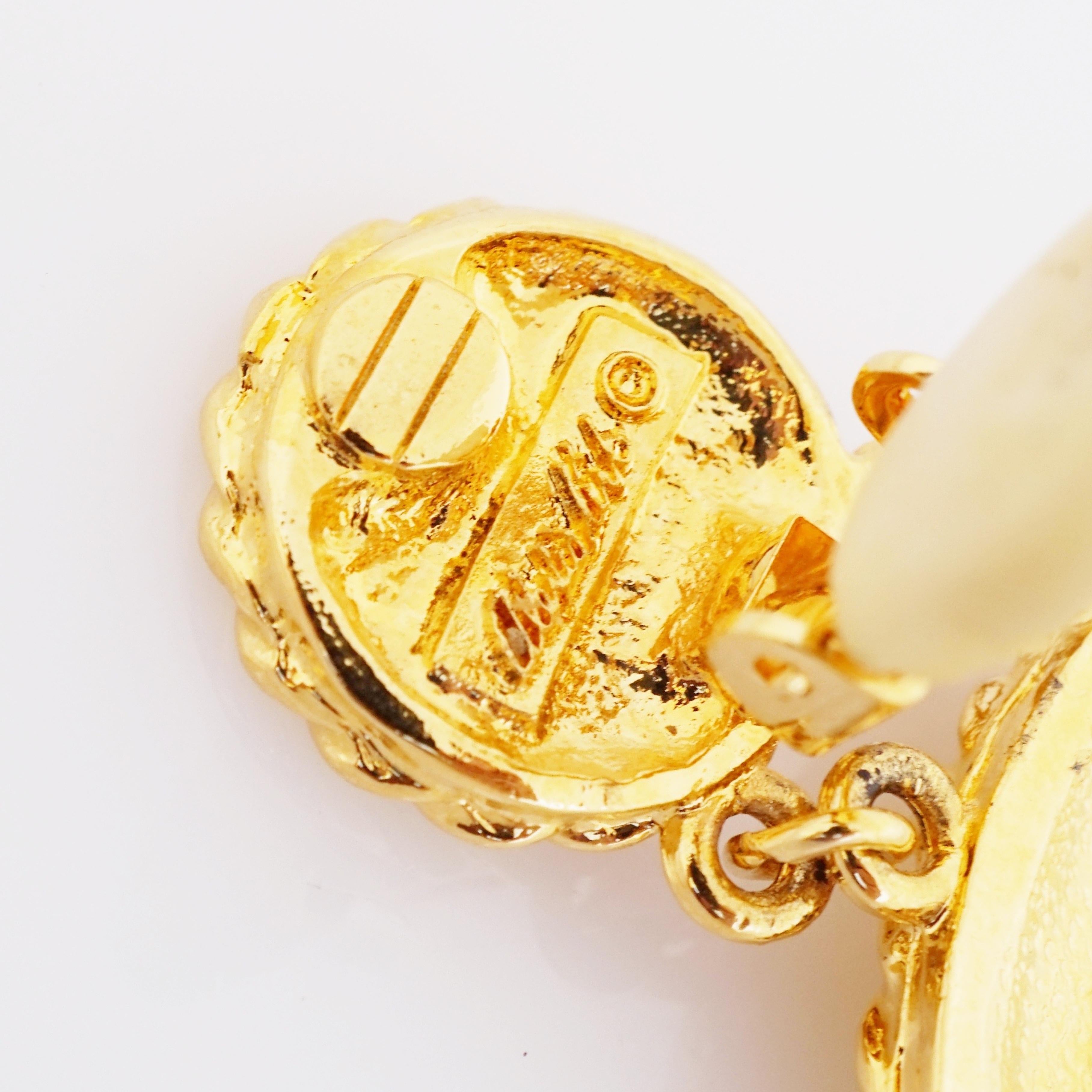 Boucles d'oreilles en goutte avec médaillon étrusque doré « Duchesse de Windsor » d'Alexis Kirk Bon état - En vente à McKinney, TX