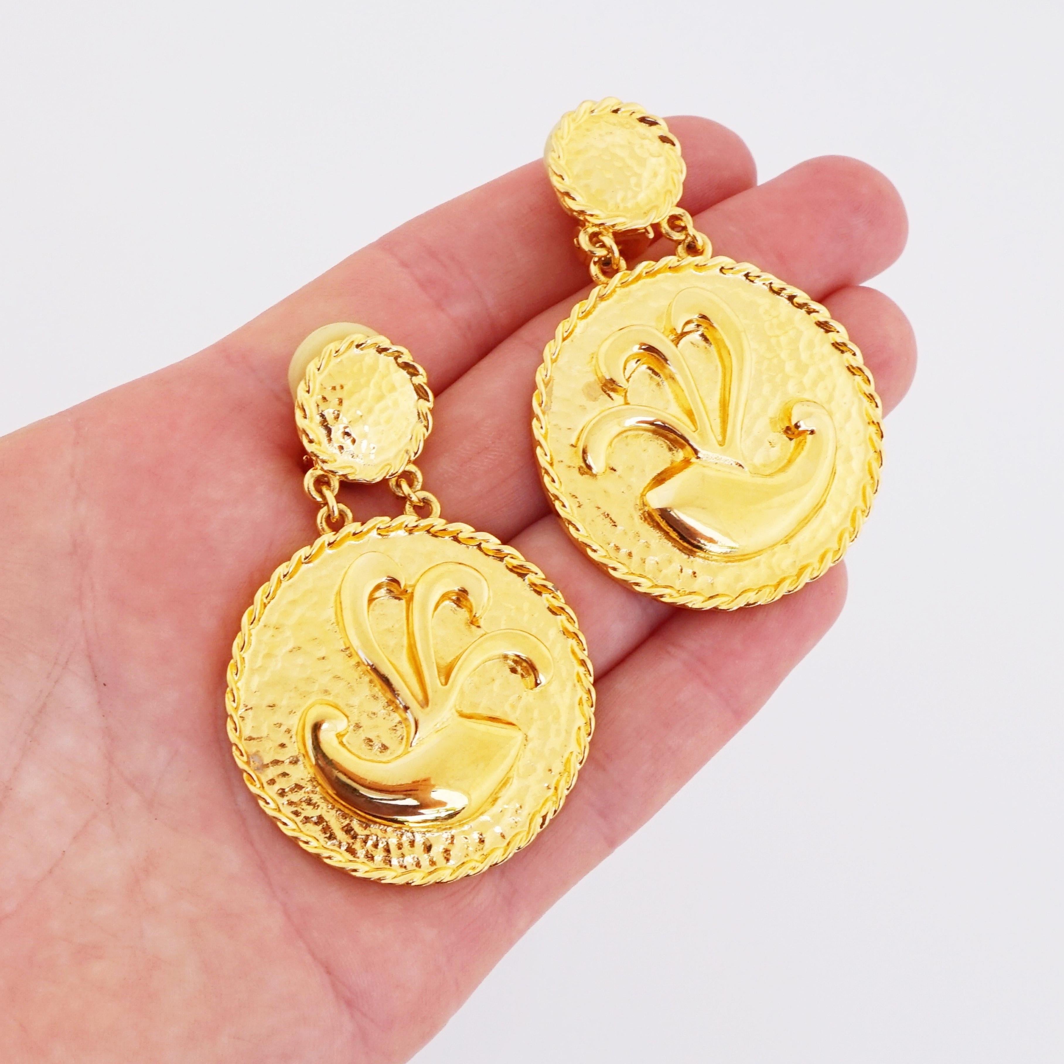 Boucles d'oreilles en goutte avec médaillon étrusque doré « Duchesse de Windsor » d'Alexis Kirk Pour femmes en vente