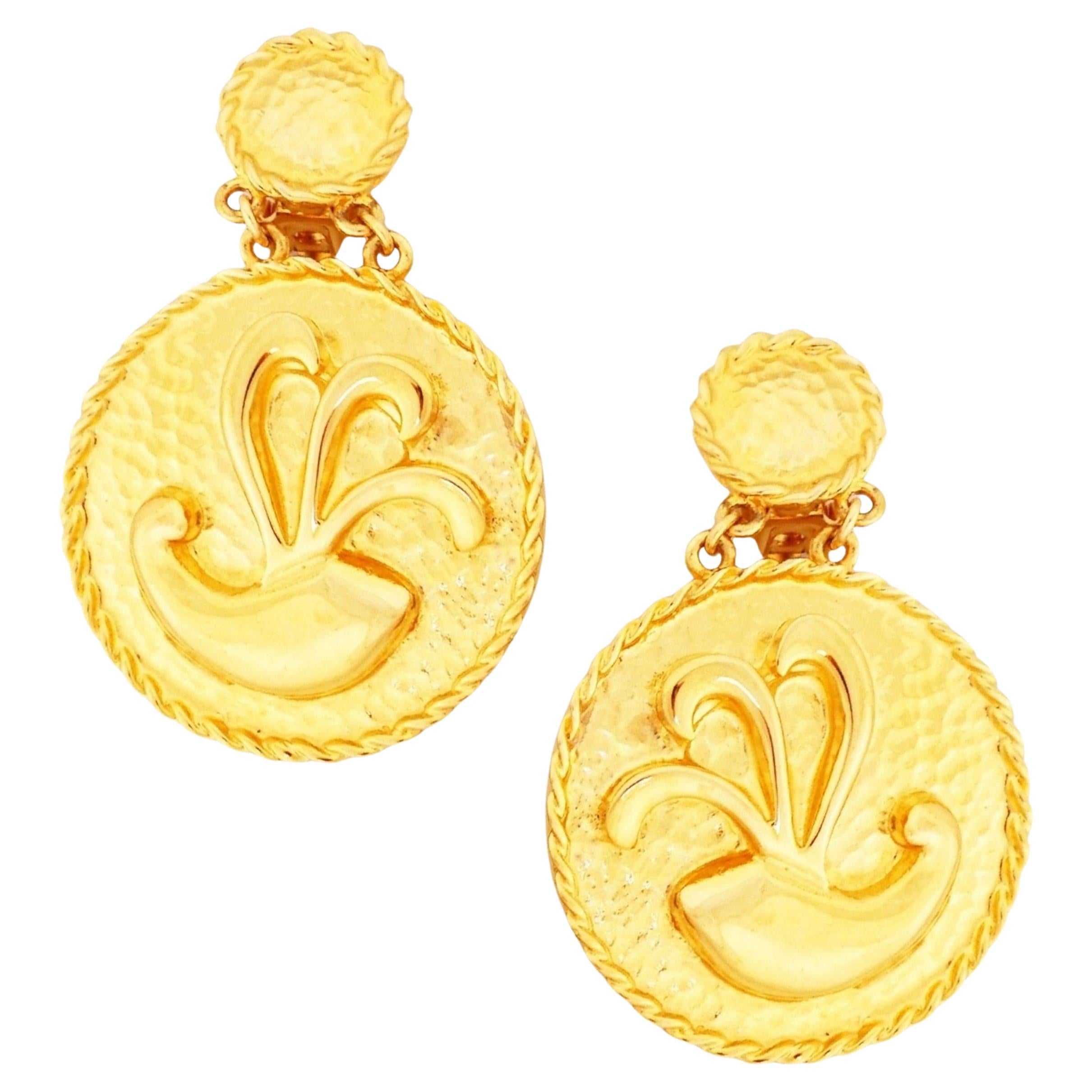 Boucles d'oreilles en goutte avec médaillon étrusque doré « Duchesse de Windsor » d'Alexis Kirk en vente