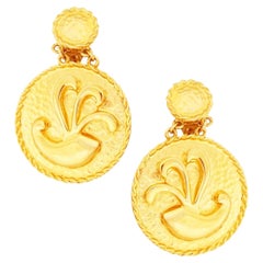 Boucles d'oreilles en goutte avec médaillon étrusque doré « Duchesse de Windsor » d'Alexis Kirk