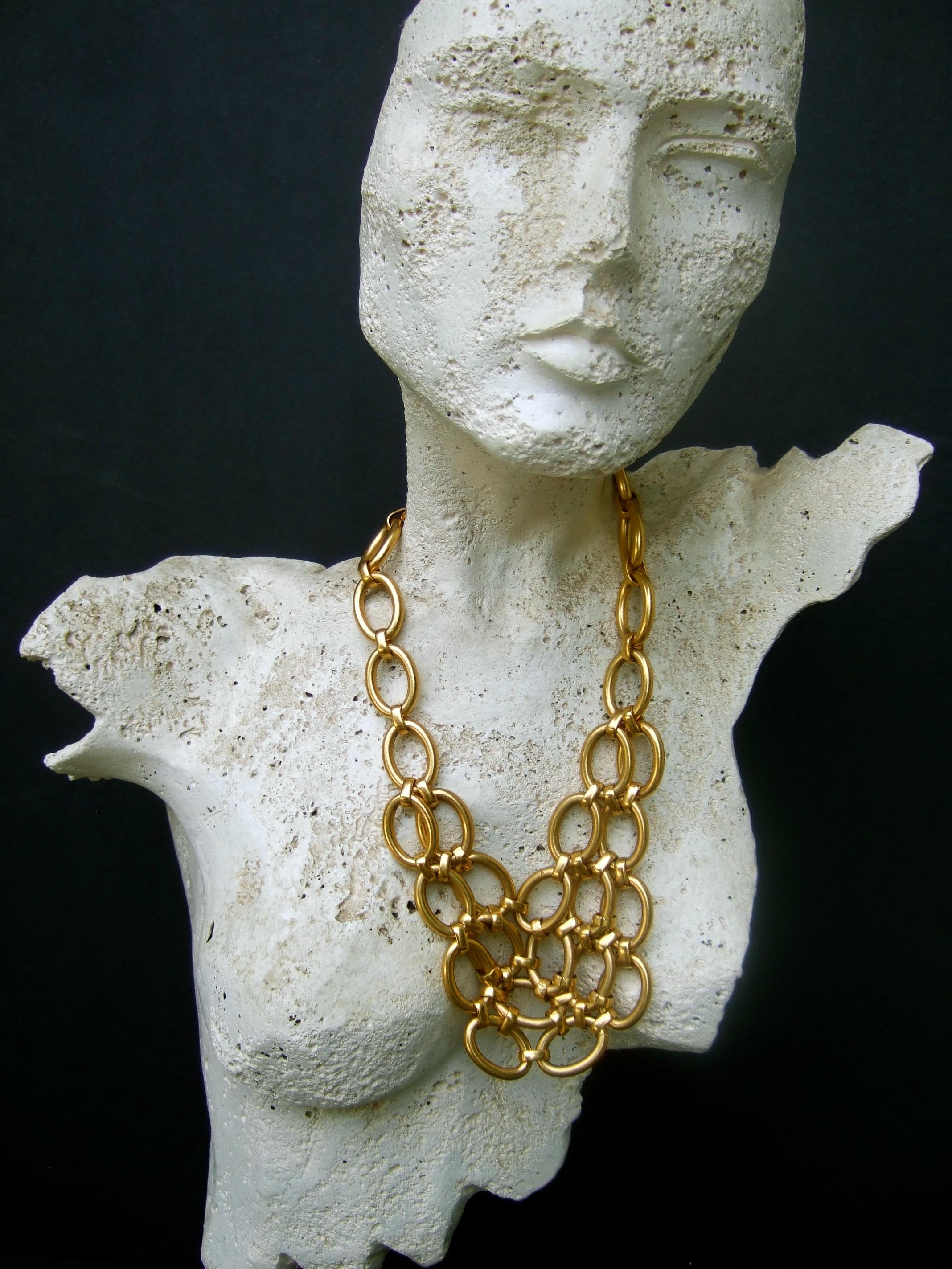 Heavy Gilt Matte Metal Articulated  Statement Necklace c 1990s in vendita 5