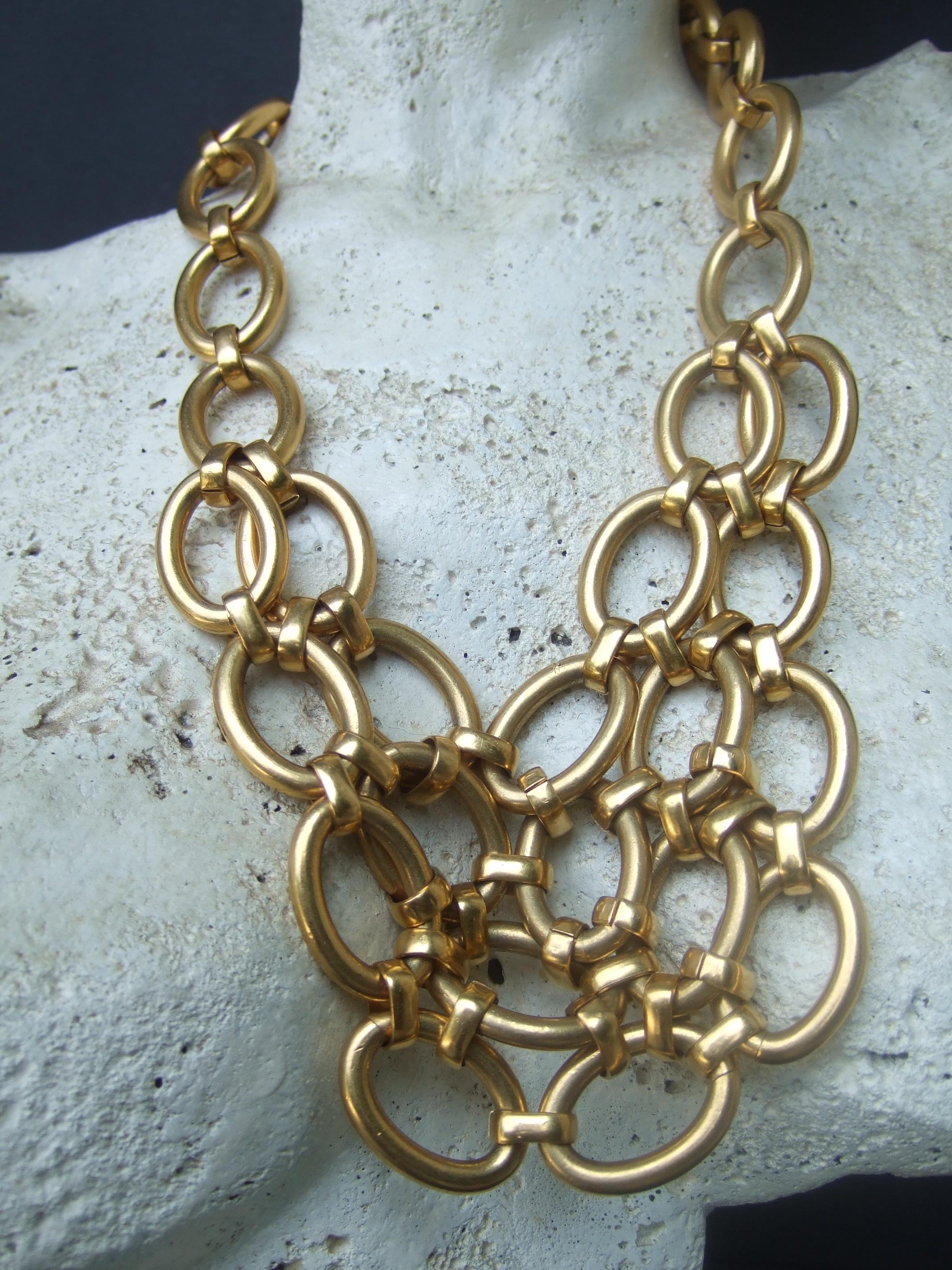Contemporaneo Heavy Gilt Matte Metal Articulated  Statement Necklace c 1990s in vendita