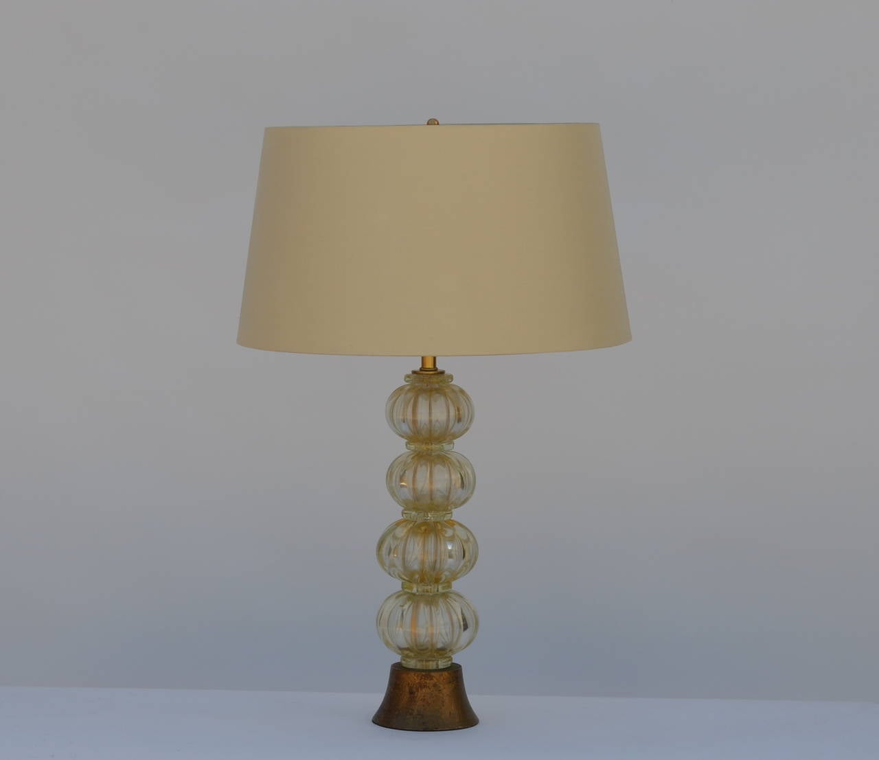 Pesada lámpara de pie de cristal de Murano dorado con pantalla de seda personalizada al estilo de Barovier. Base de madera dorada. Restaurada y recableada con cordón retorcido dorado.

Dimensiones de la pantalla personalizada: borde superior 16