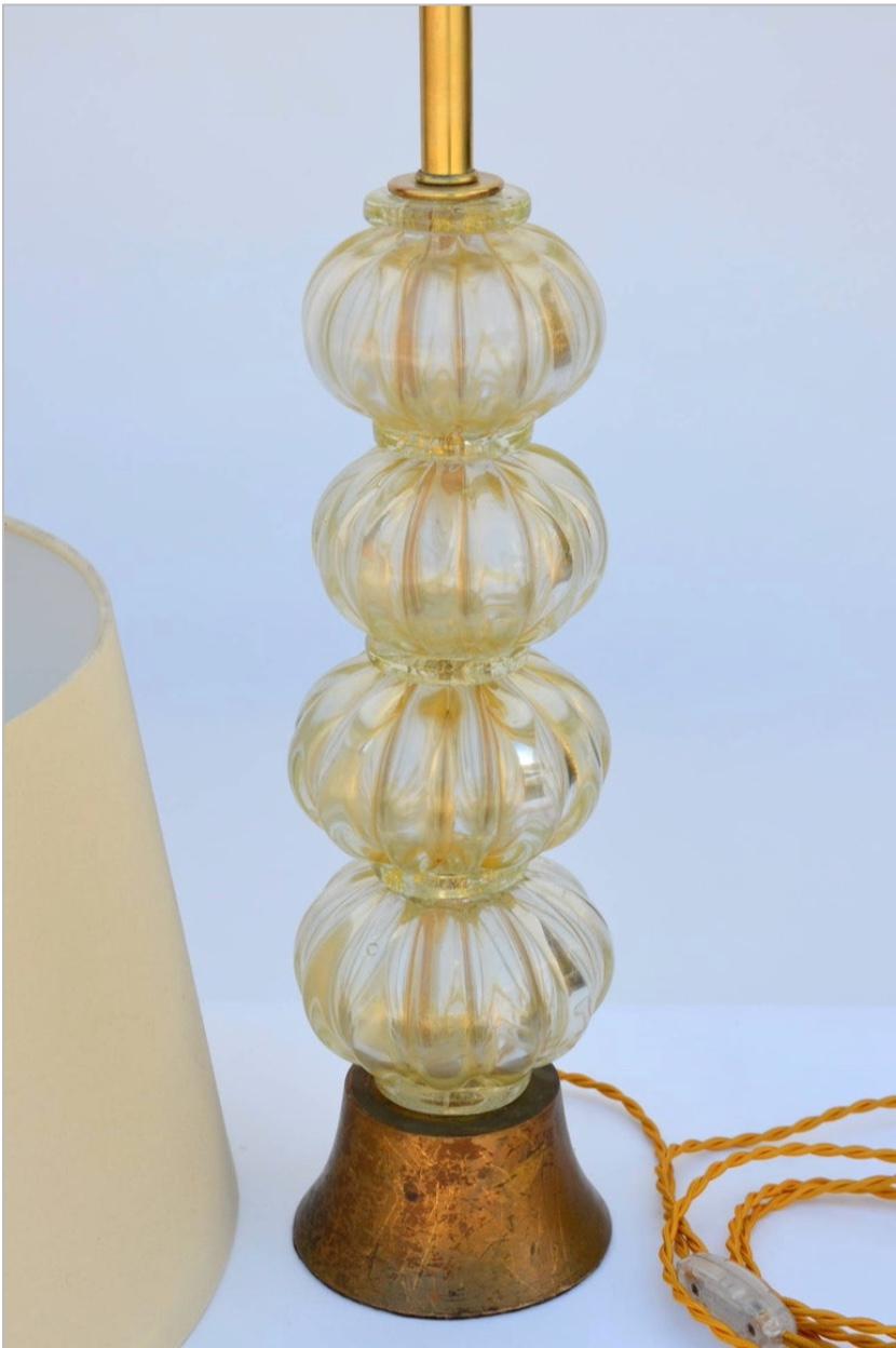 Lámpara de pie de cristal de Murano dorado con pantalla de seda personalizada Italiano en venta