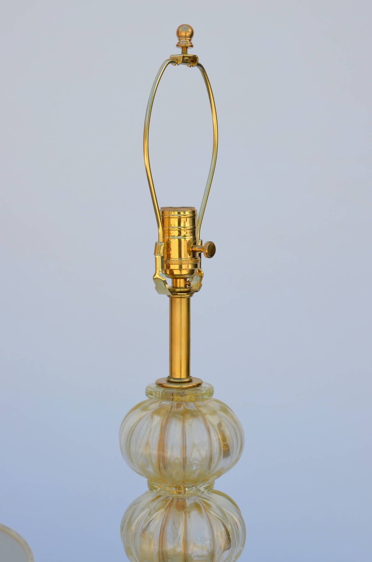 Lámpara de pie de cristal de Murano dorado con pantalla de seda personalizada Dorado en venta