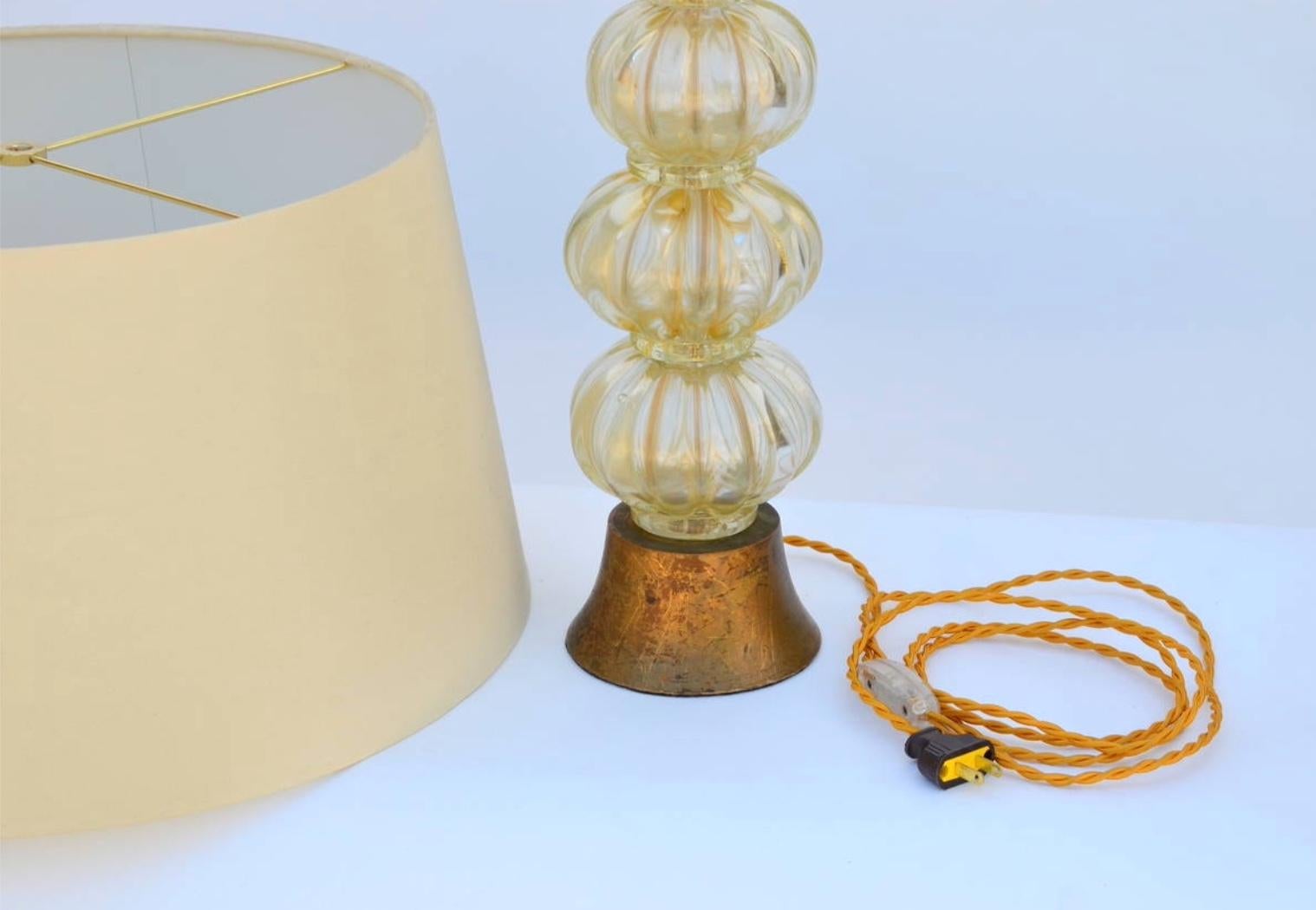 Schwere vergoldete Murano Glas Stem Lampe mit Custom Silk Shade im Zustand „Gut“ im Angebot in Los Angeles, CA
