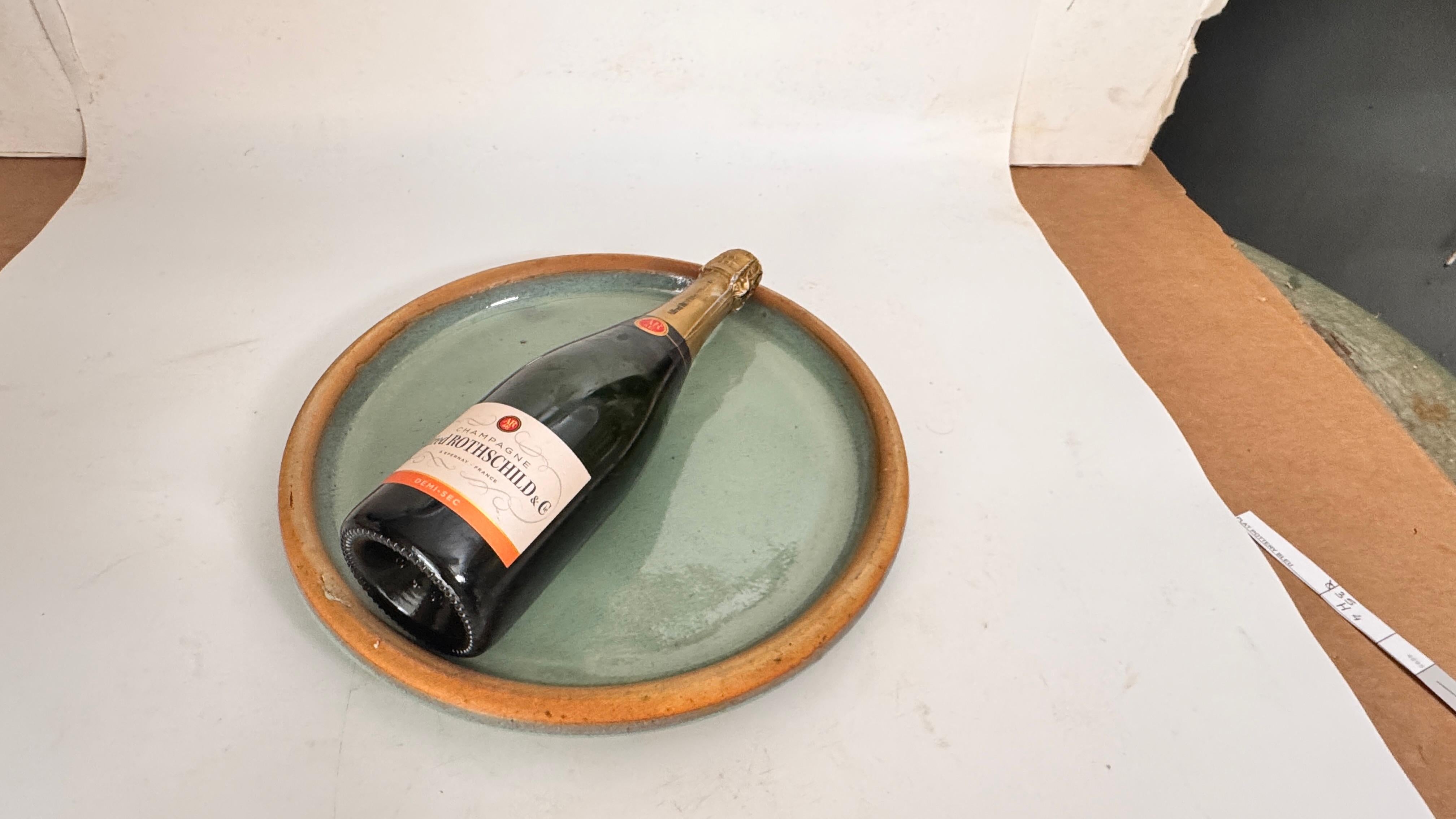 Piatto in ceramica smaltata pesante - Francia, anni '70 - Toni blu-verdi, atmosfera da Ibiza/Formentera

Descrizione:
Si tratta di un piatto in ceramica pesante realizzato in Francia negli anni '70, caratterizzato da un ricco smalto blu-verde sulla