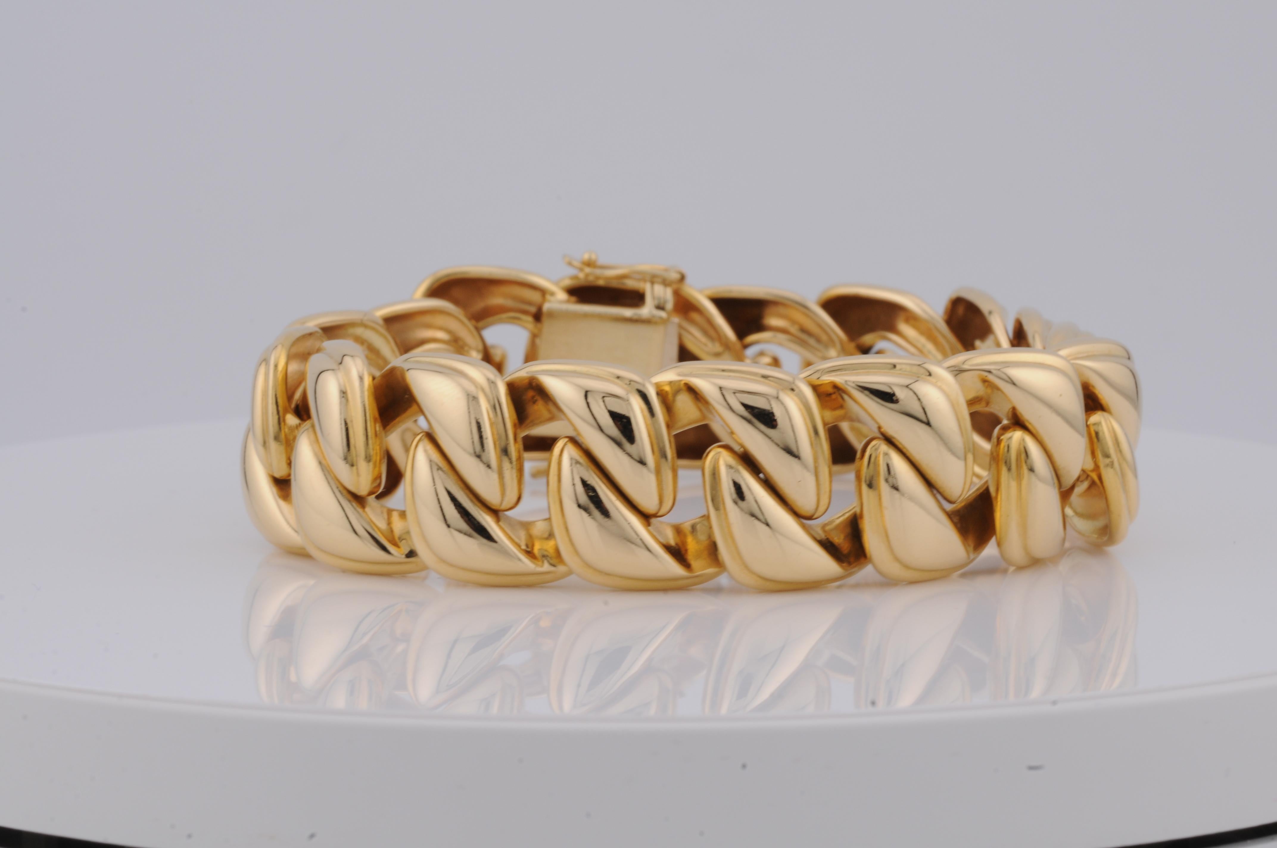 Bold curb bracelet in solid 18k yellow gold, weighing approximately 97g. Timeless design with strong presence – a true statement piece. Substantial and heavy on the wrist, with a secure, discreet clasp. A classic crafted in premium quality.

