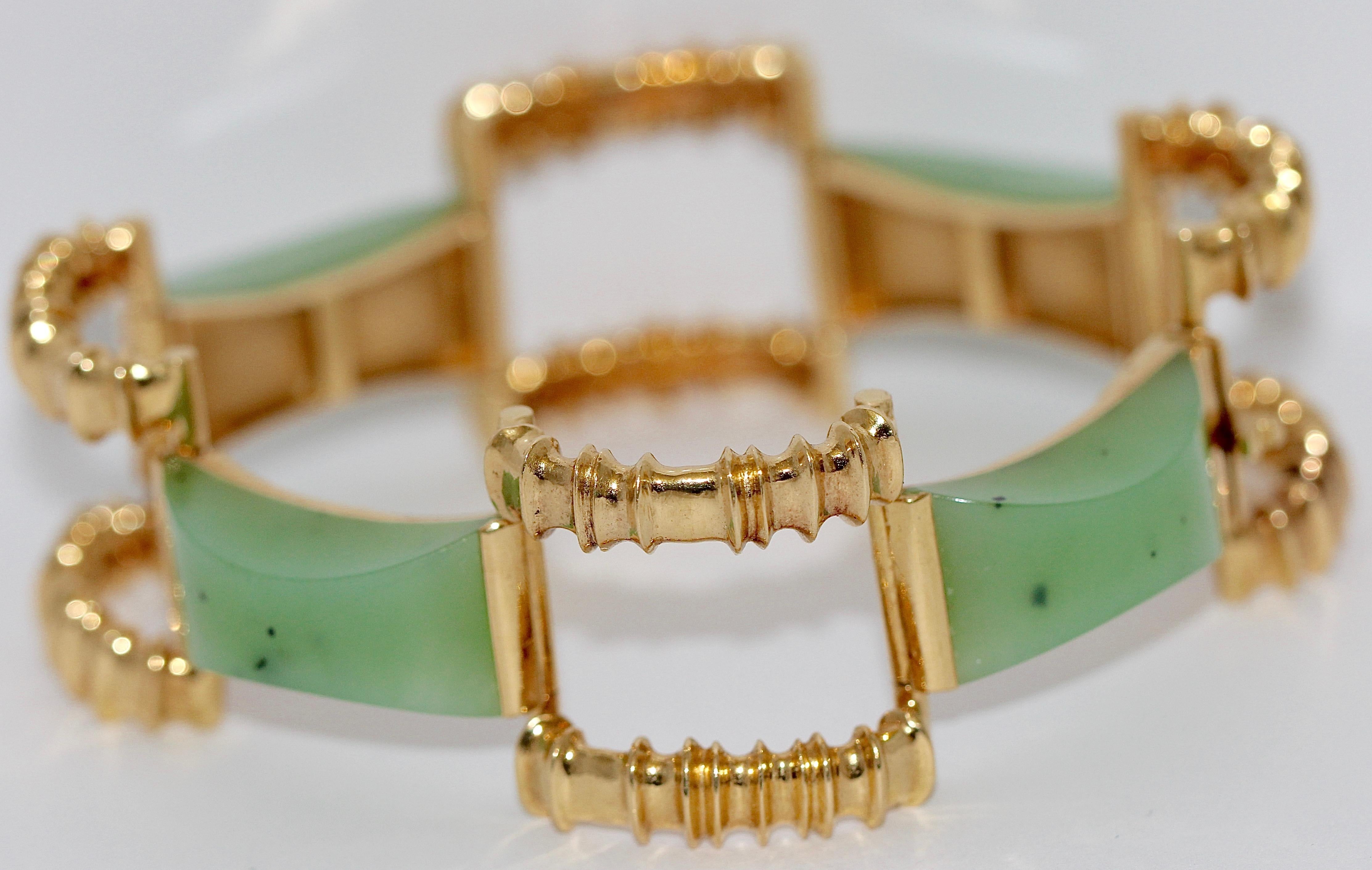 Beautiful gold bracelet, gold bangle, 18k gold set with four large jade.

Finest goldsmith work. Very good condition.