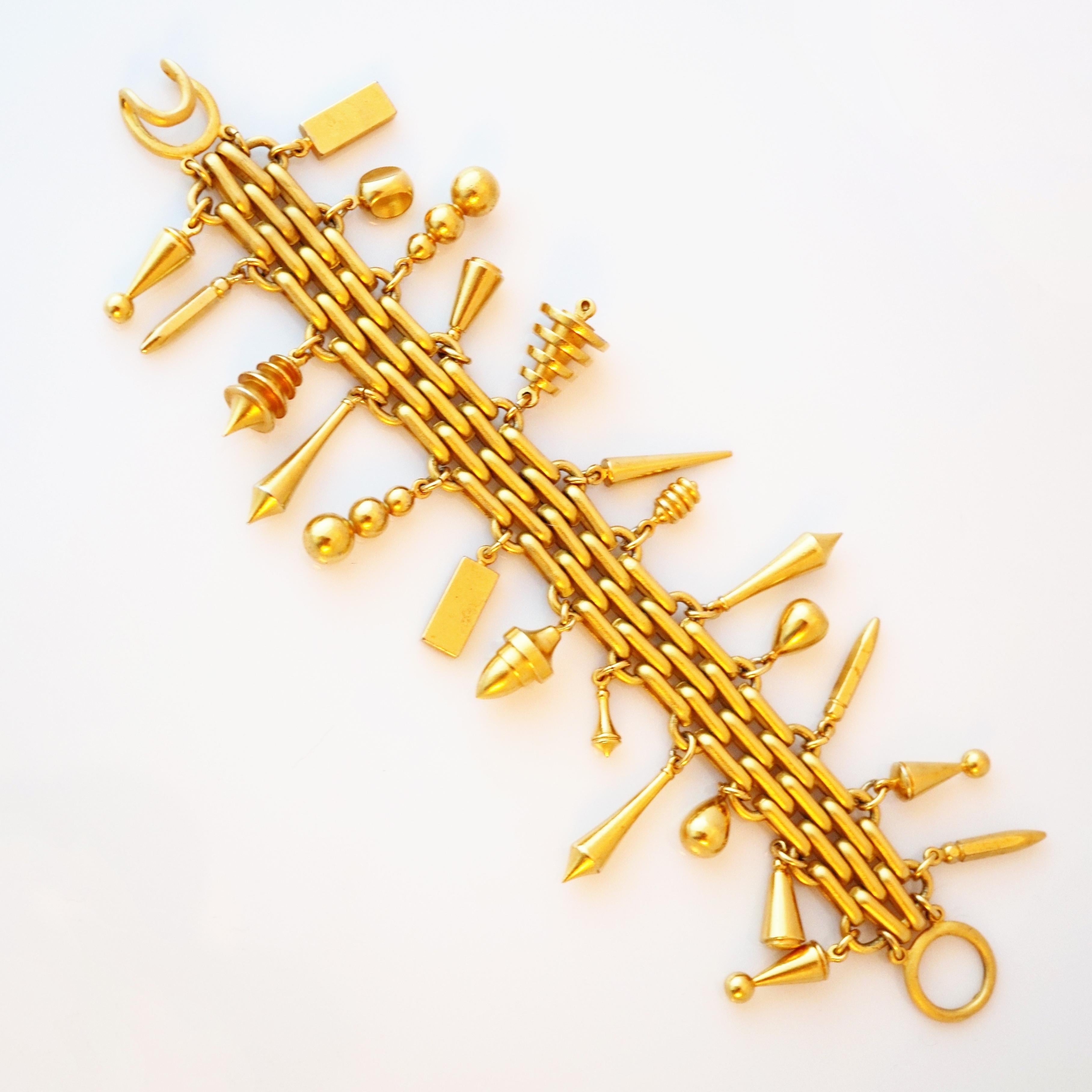 Pulsera pesada de cadena dorada con colgantes de Leslie Block, años 80 Moderno en venta