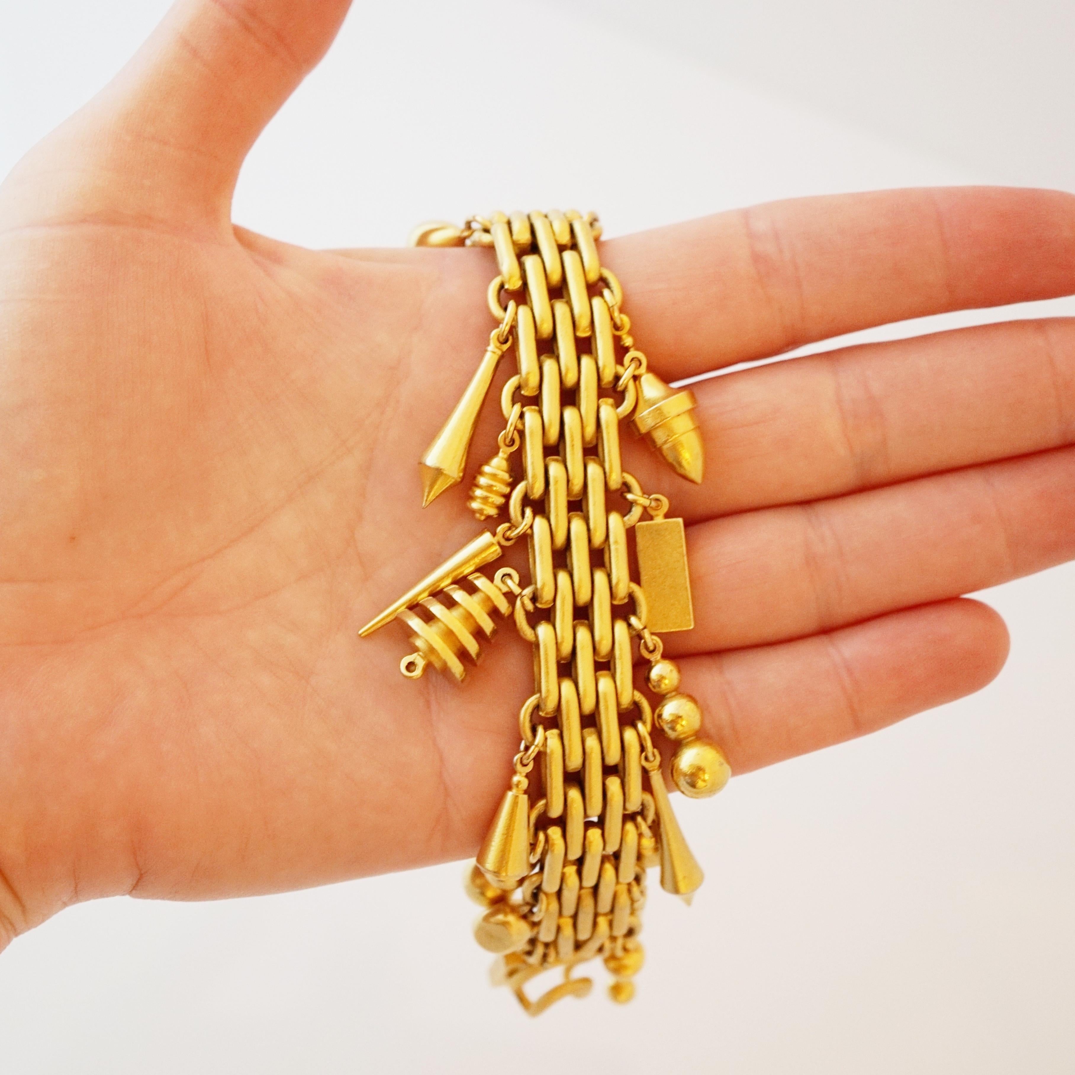 Pulsera pesada de cadena dorada con colgantes de Leslie Block, años 80 en Bueno estado para la venta en McKinney, TX