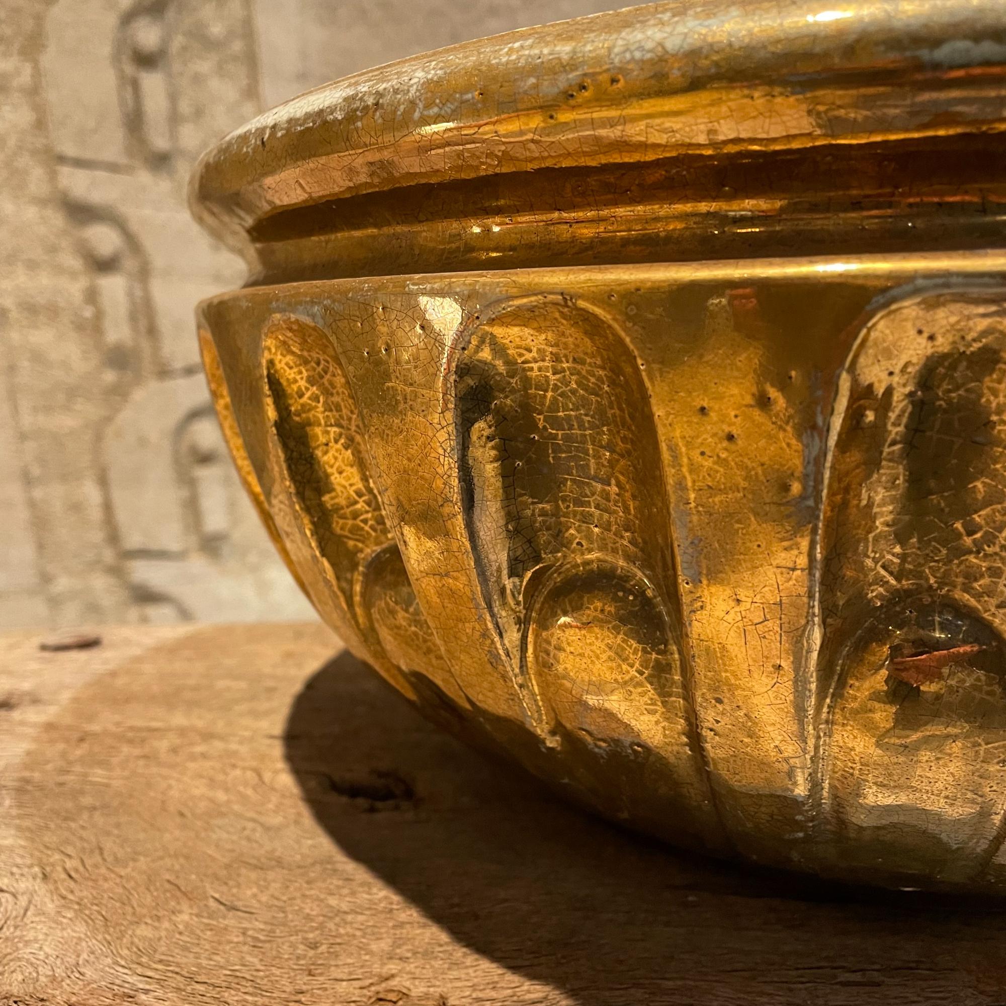 Heavy Gold Italian Ceramic Pottery Decorative Ribbed Bowl in a Gold Patinated Glaze circa 1960s Italy
Attributed to the designs of Aldo Londi by Bitossi. Maker stamp is unclear.
6.75T x 15.25 in Diameter inches
Presentation is preowned unrestored