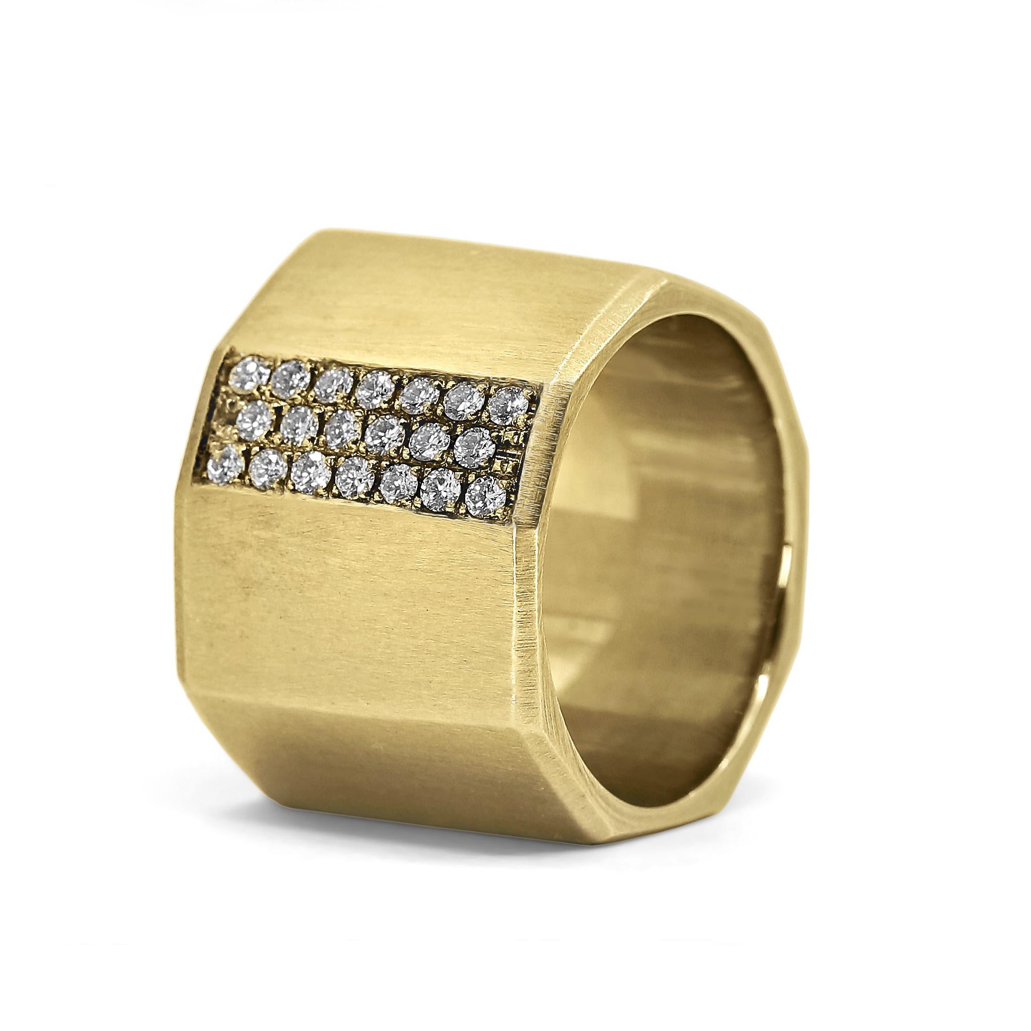 Bague à boulon à facettes réalisée à la main par la joaillière Lisa Ziff en or jaune 10 carats à la finition complexe, présentant vingt diamants blancs ronds de taille brillant d'un total de 0,34 carat, et finie avec un intérieur poli à la