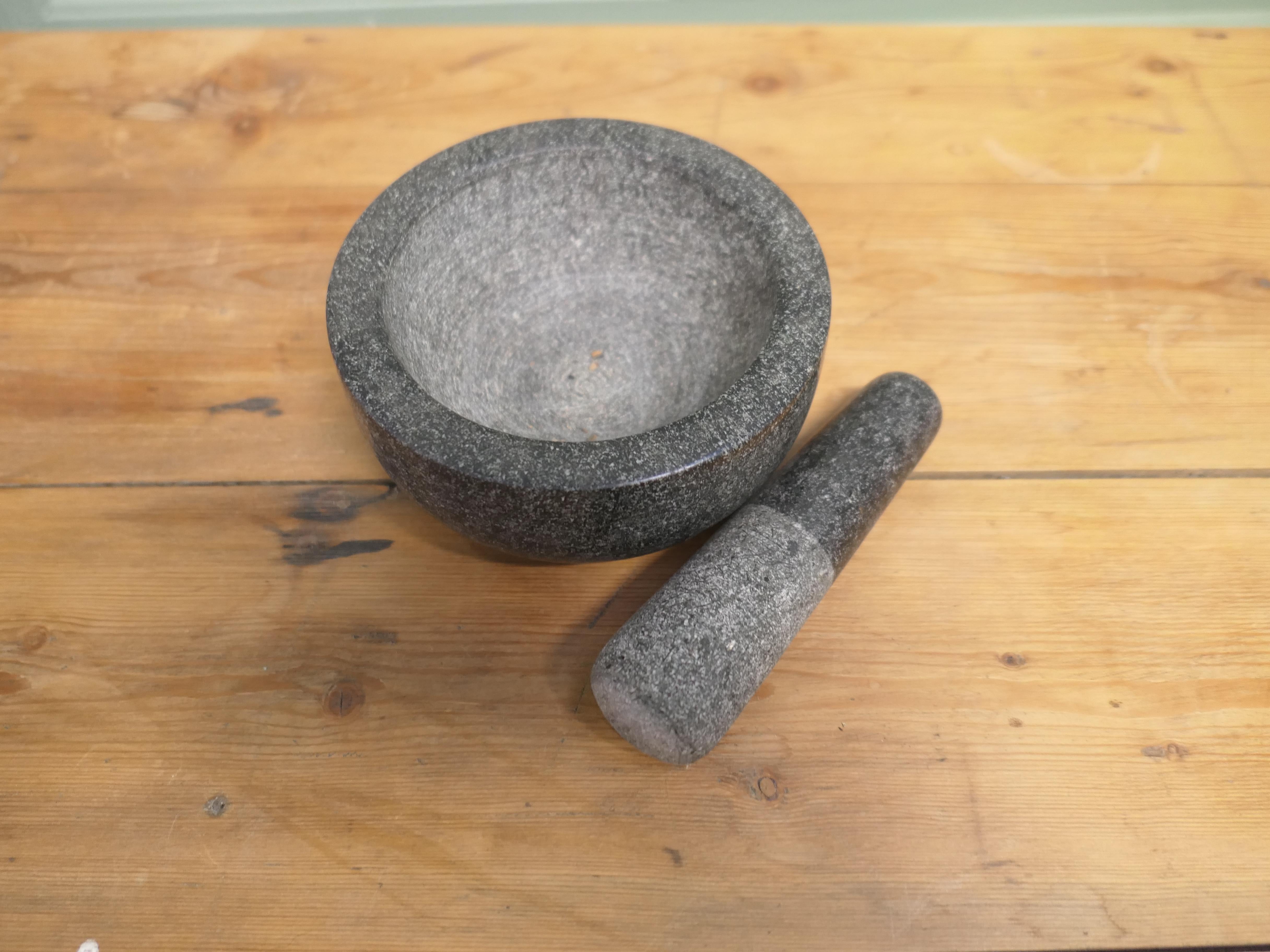 Metà XX secolo Pestello e mortaio in granito pesante Una coppia classica in vendita