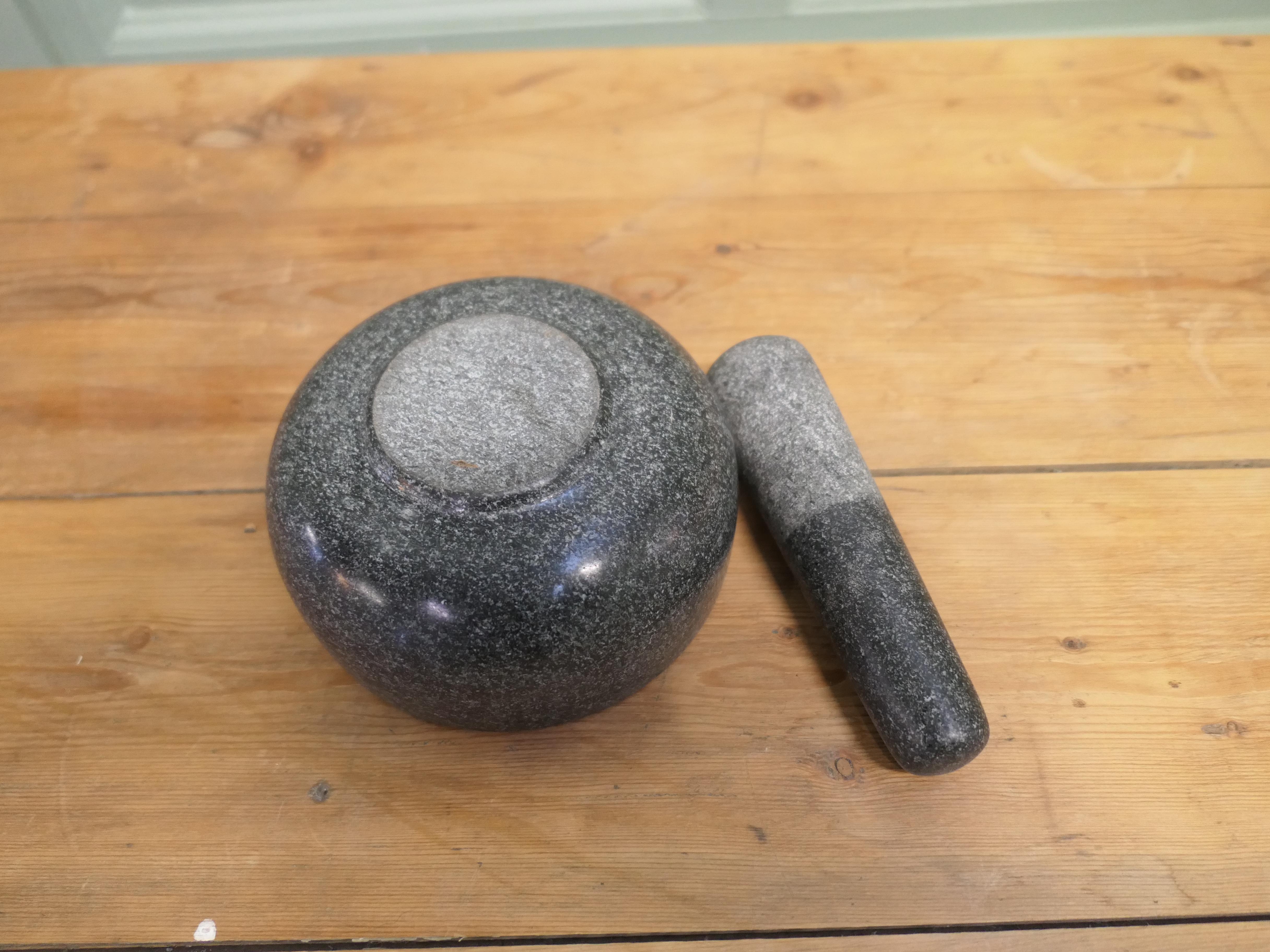 Granito Pestello e mortaio in granito pesante Una coppia classica in vendita
