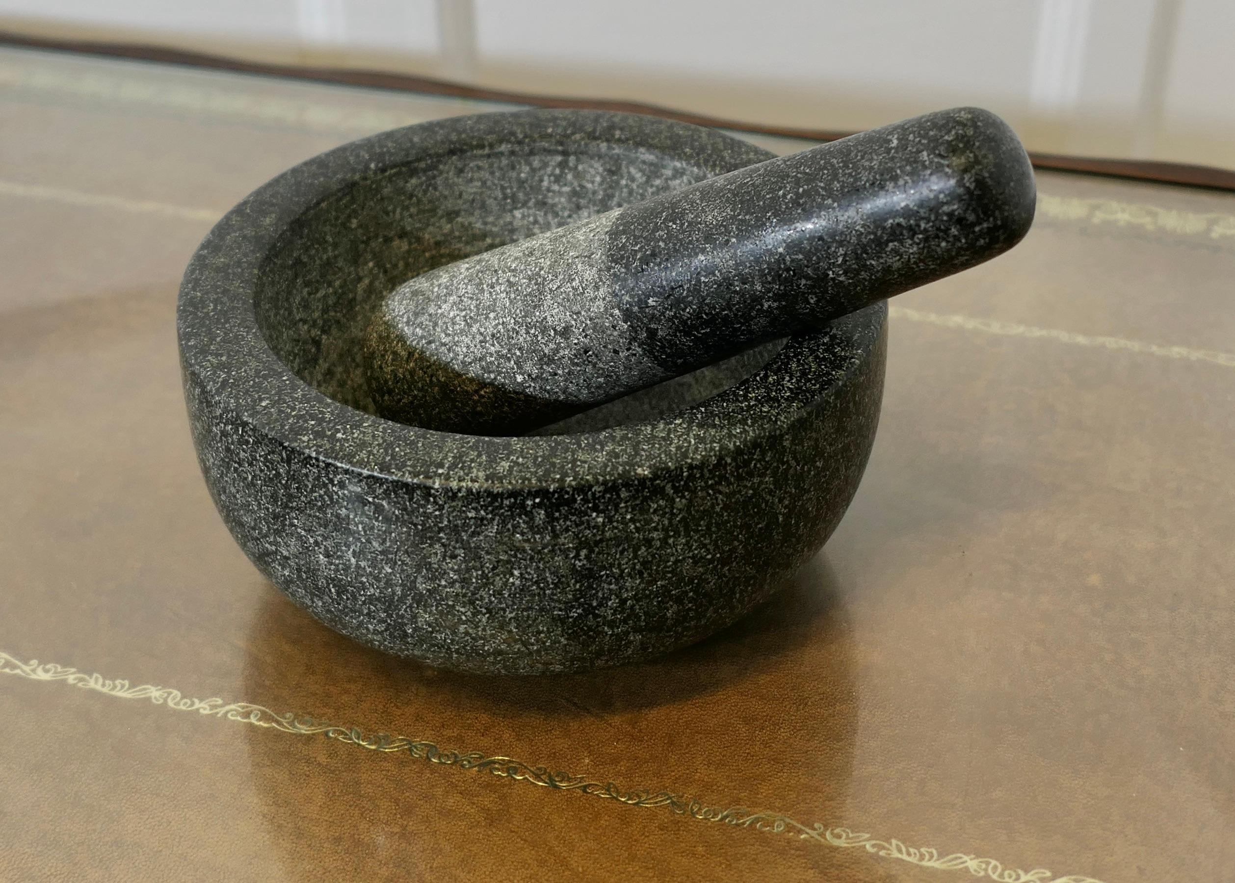 Pestello e mortaio in granito pesante 
 
Una coppia classica, pronta per essere utilizzata in cucina, in buone condizioni vintage, un pezzo culinario di grande fascino.
Il mortaio è alto 3