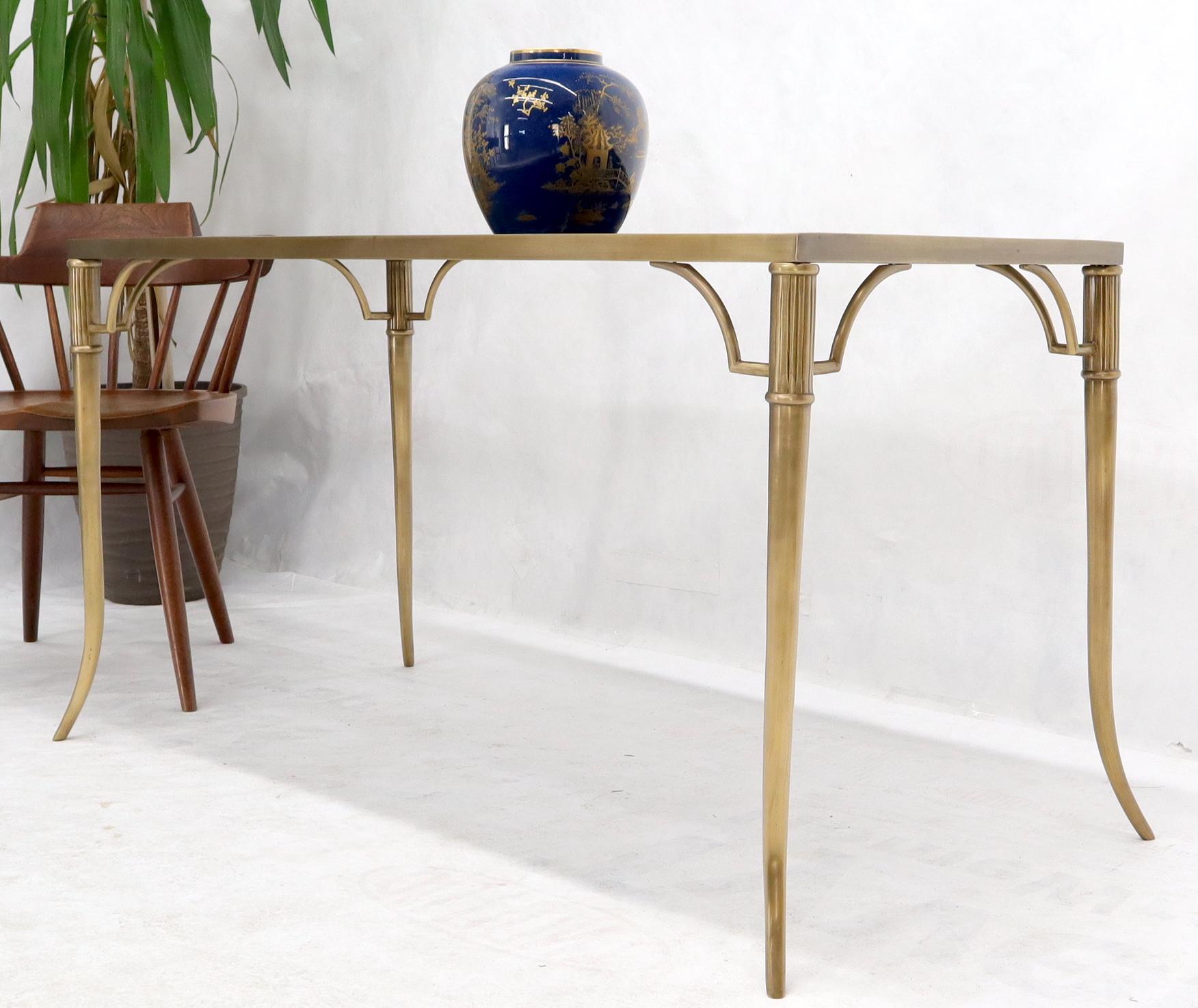 Mid-Century Modern Table basse rectangulaire à plateau en granit lourd avec cadre en laiton et pieds en forme de corne en vente