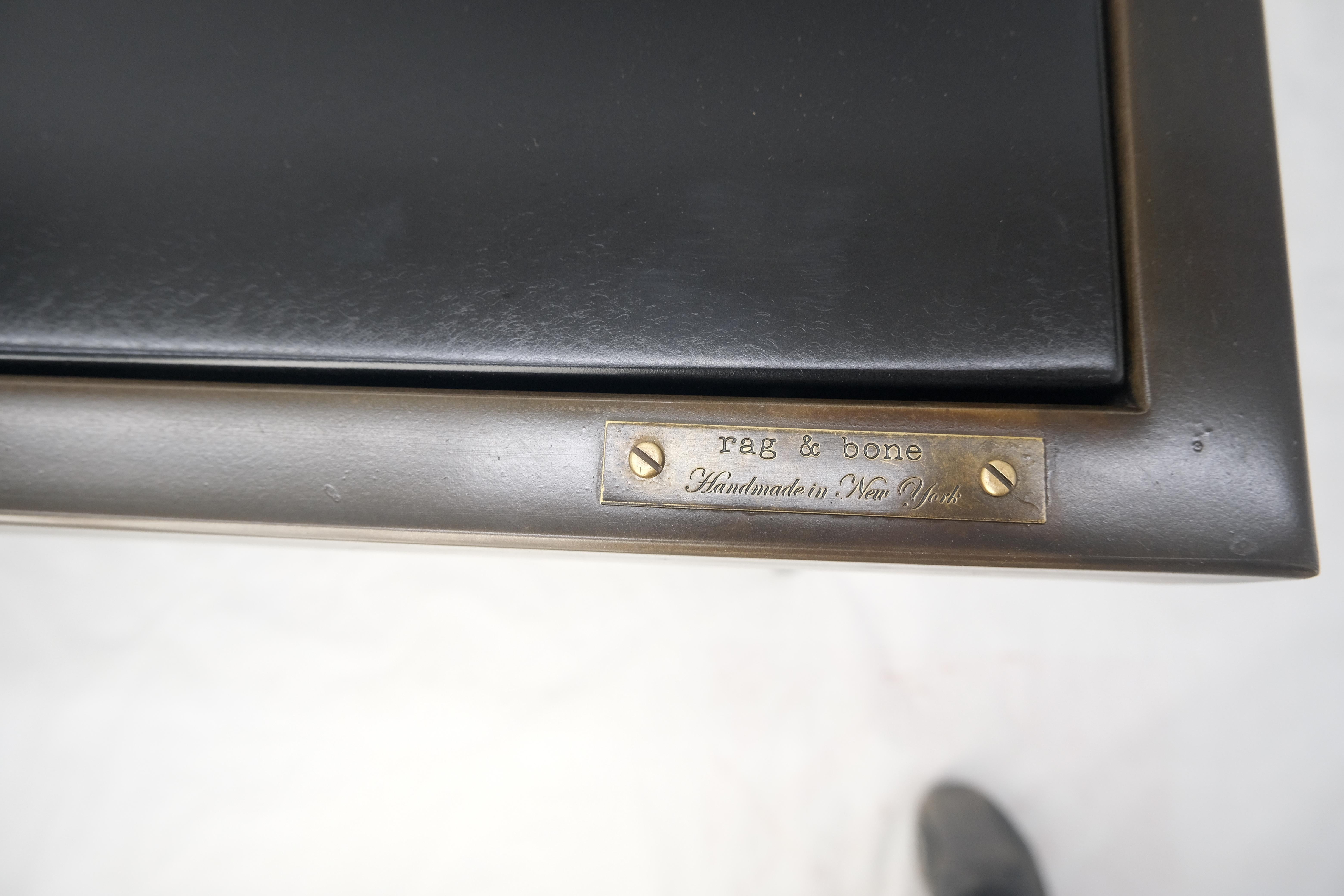 Tavolo da biblioteca con piano in ardesia grigia pesante 30x60 rettangolo con base in finitura bronzo MINT in vendita 1
