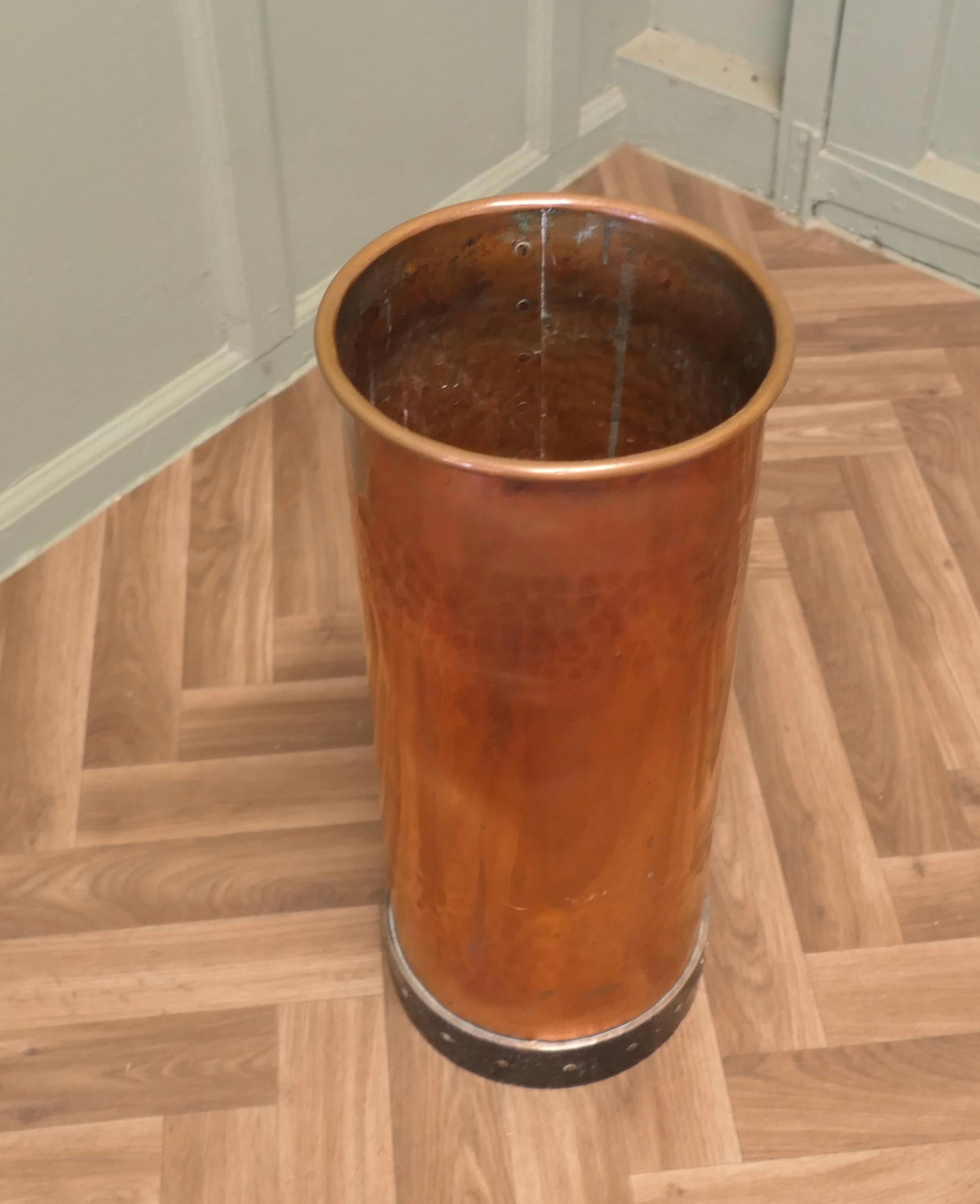 Supporto per bastone in rame pesantemente martellato e rivettato

Questo  è un bel pezzo, molto pesante e stabile,  su una base di ferro

Il supporto del bastone è in ottime condizioni vintage, è alto 21