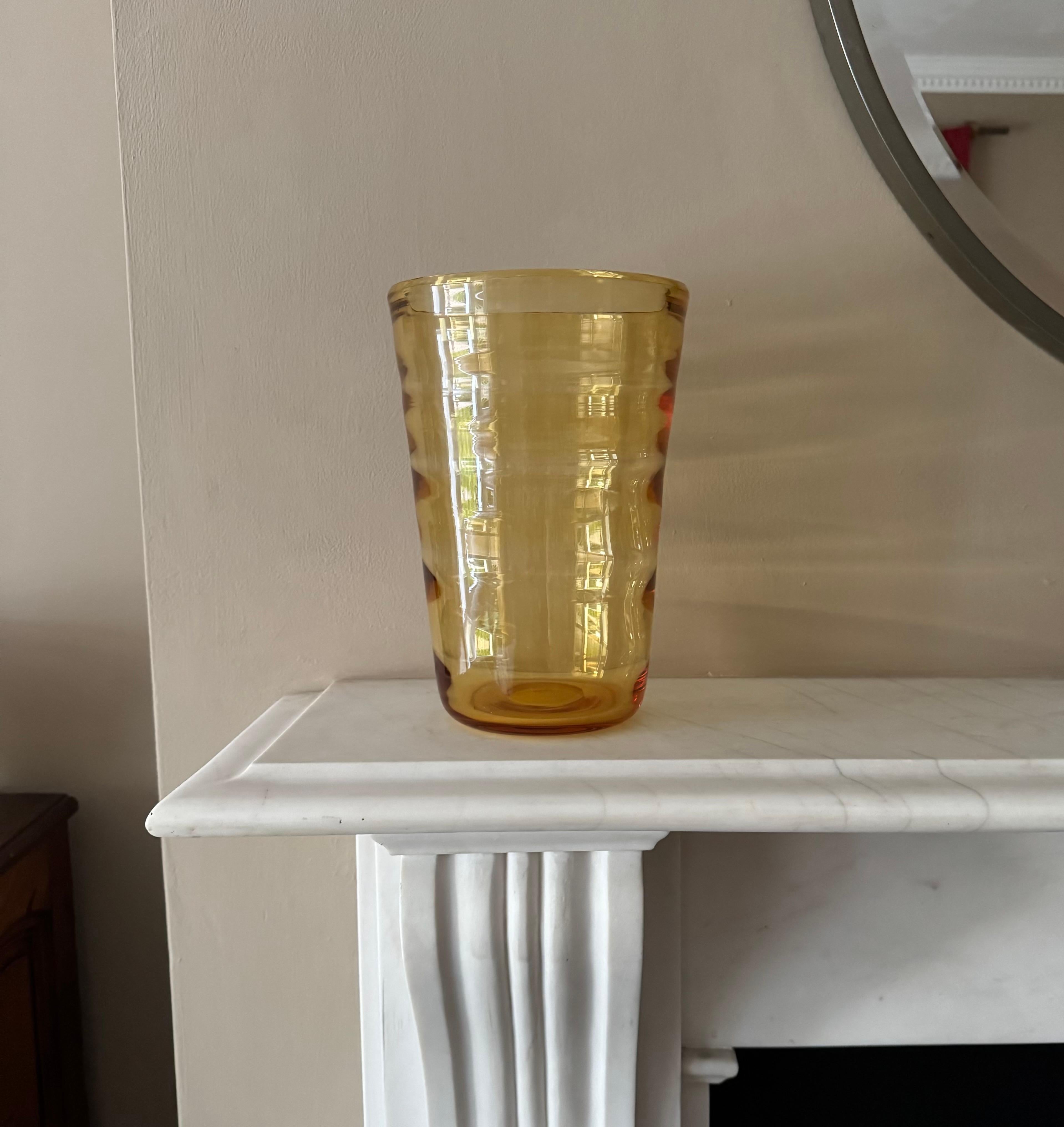 Un bellissimo vaso in vetro pesante soffiato a mano e colorato, forse di Whitefriars Glass o Holmegaard. 