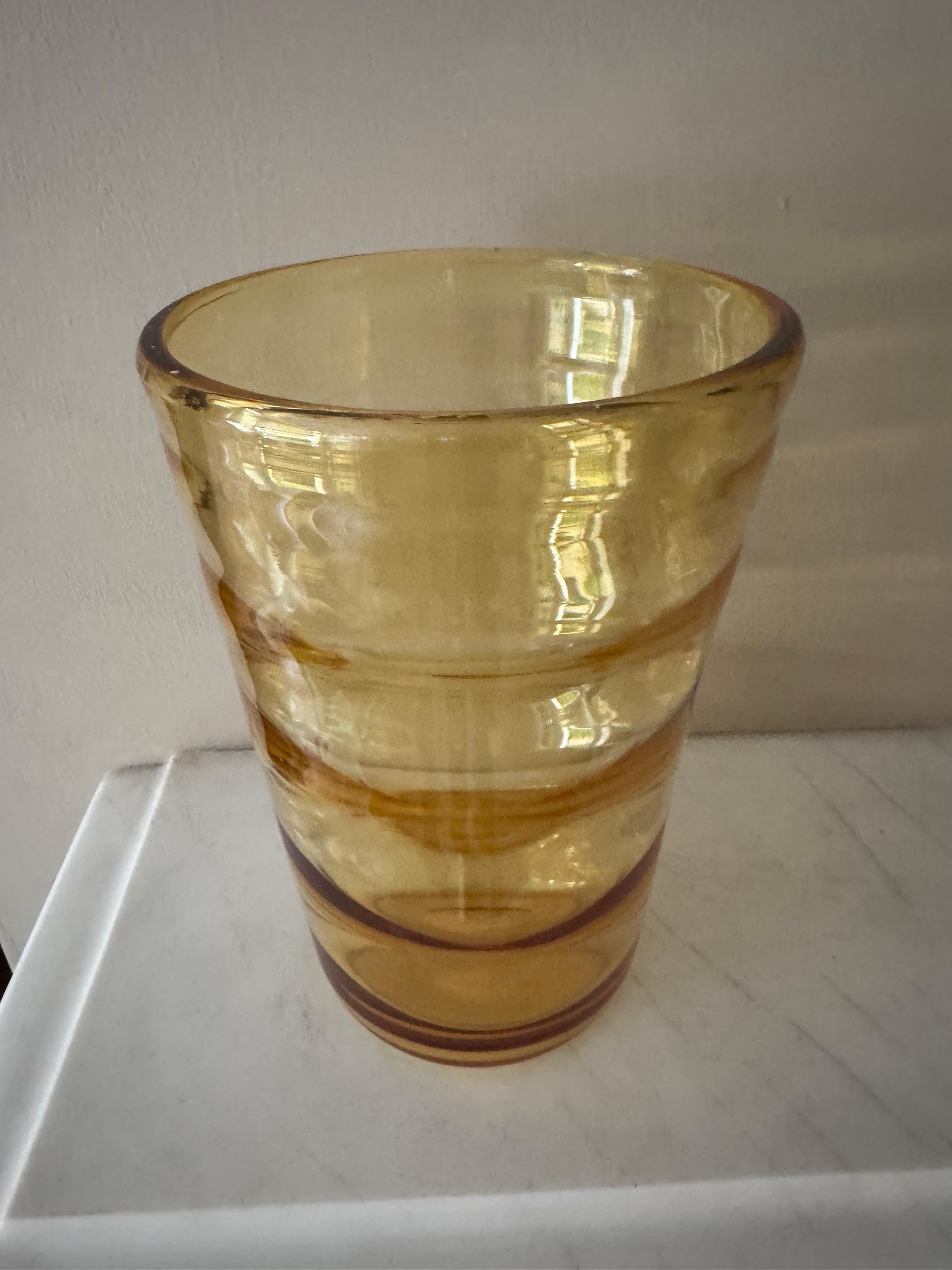 Mid-Century moderno Vaso pesante in vetro soffiato a mano di colore ambrato in vendita