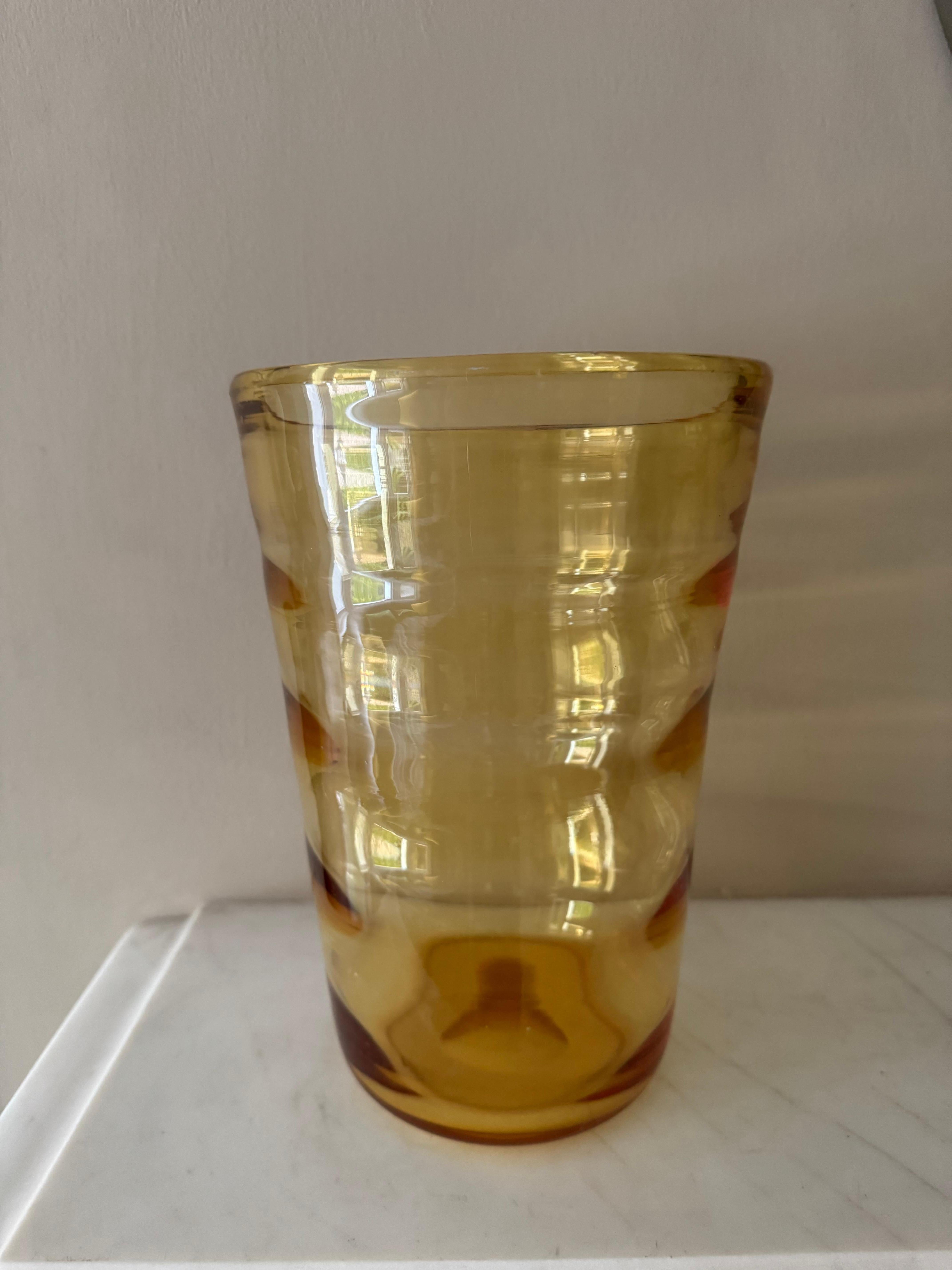 Britannico Vaso pesante in vetro soffiato a mano di colore ambrato in vendita