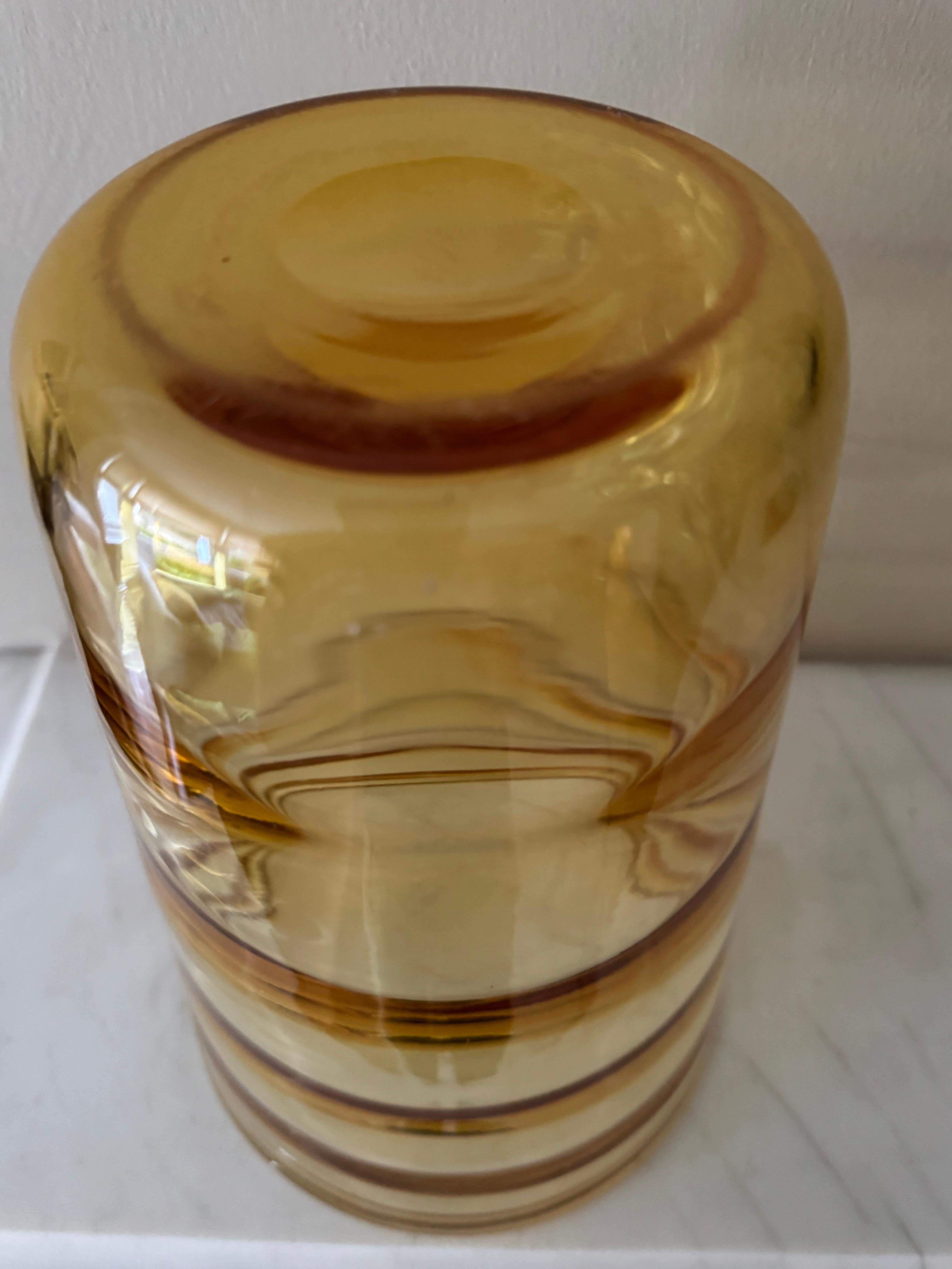 Vaso pesante in vetro soffiato a mano di colore ambrato In condizioni buone in vendita a London, GB
