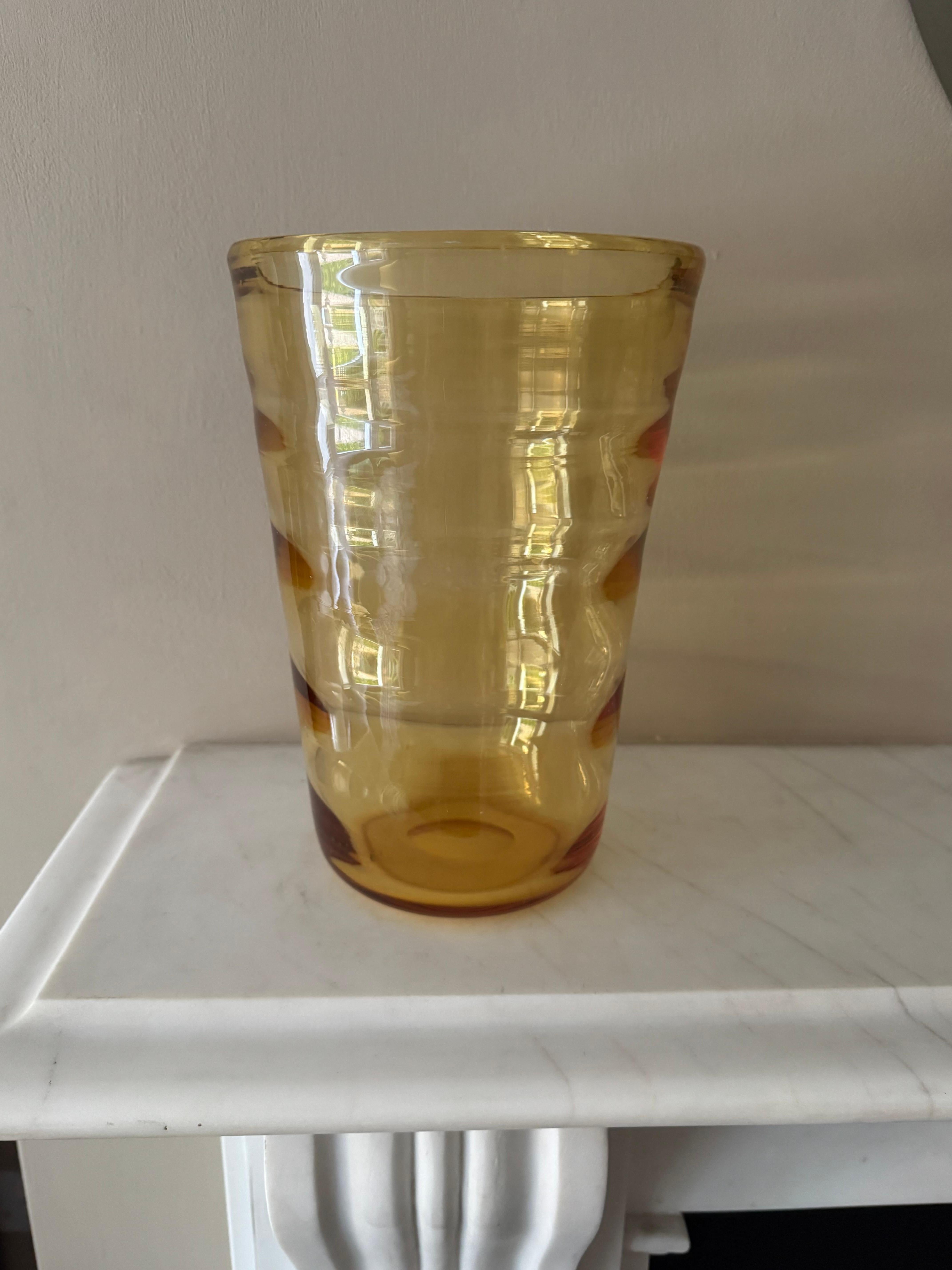 XX secolo Vaso pesante in vetro soffiato a mano di colore ambrato in vendita