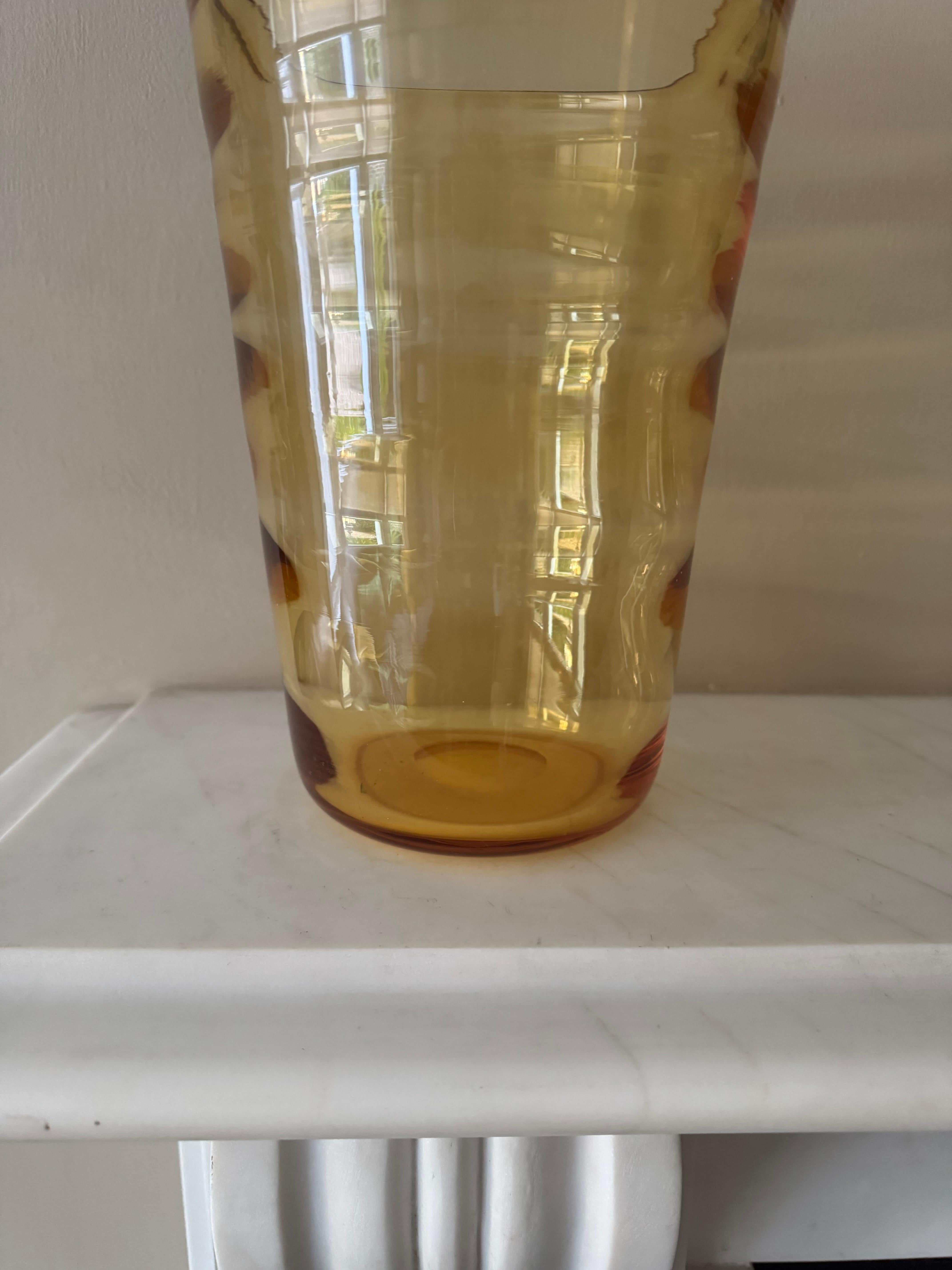 Vetro soffiato Vaso pesante in vetro soffiato a mano di colore ambrato in vendita