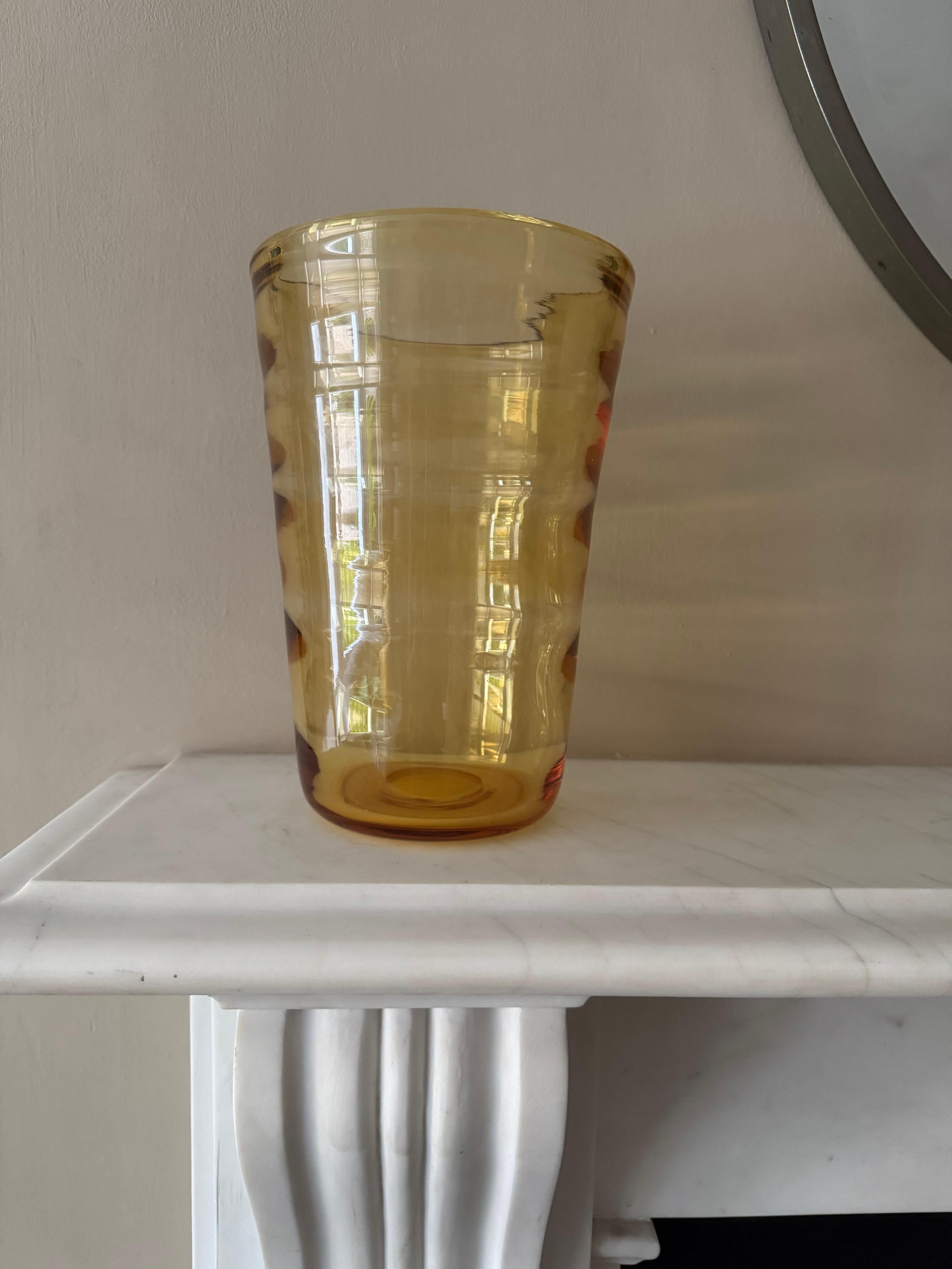 Vaso pesante in vetro soffiato a mano di colore ambrato in vendita 1