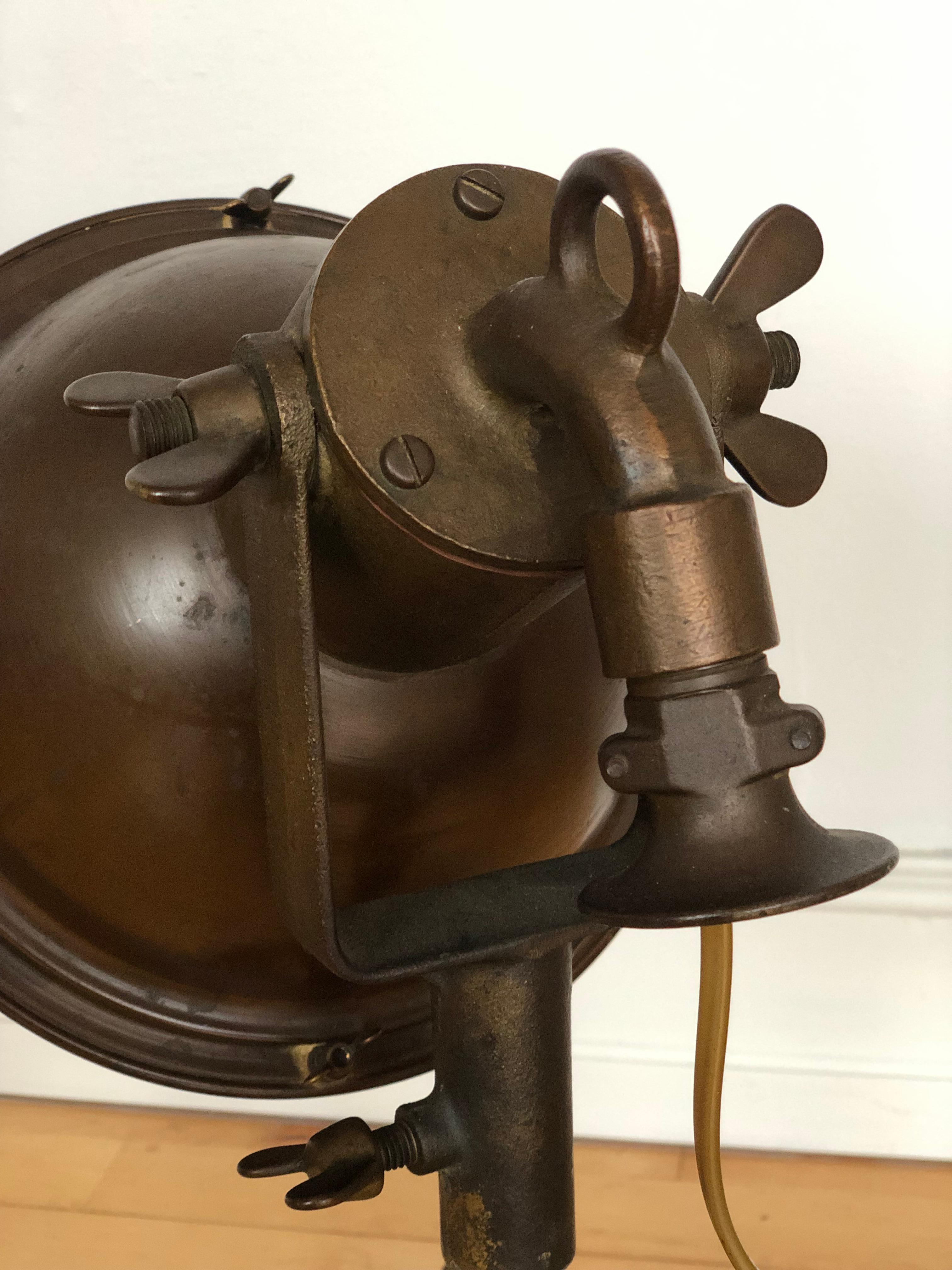 Questa lampada da tavolo industriale unica nel suo genere presenta una base ricavata da un oblò marittimo, originariamente realizzato da un costruttore navale olandese negli anni Cinquanta. Negli anni '70 è stata realizzata una lampada su misura per