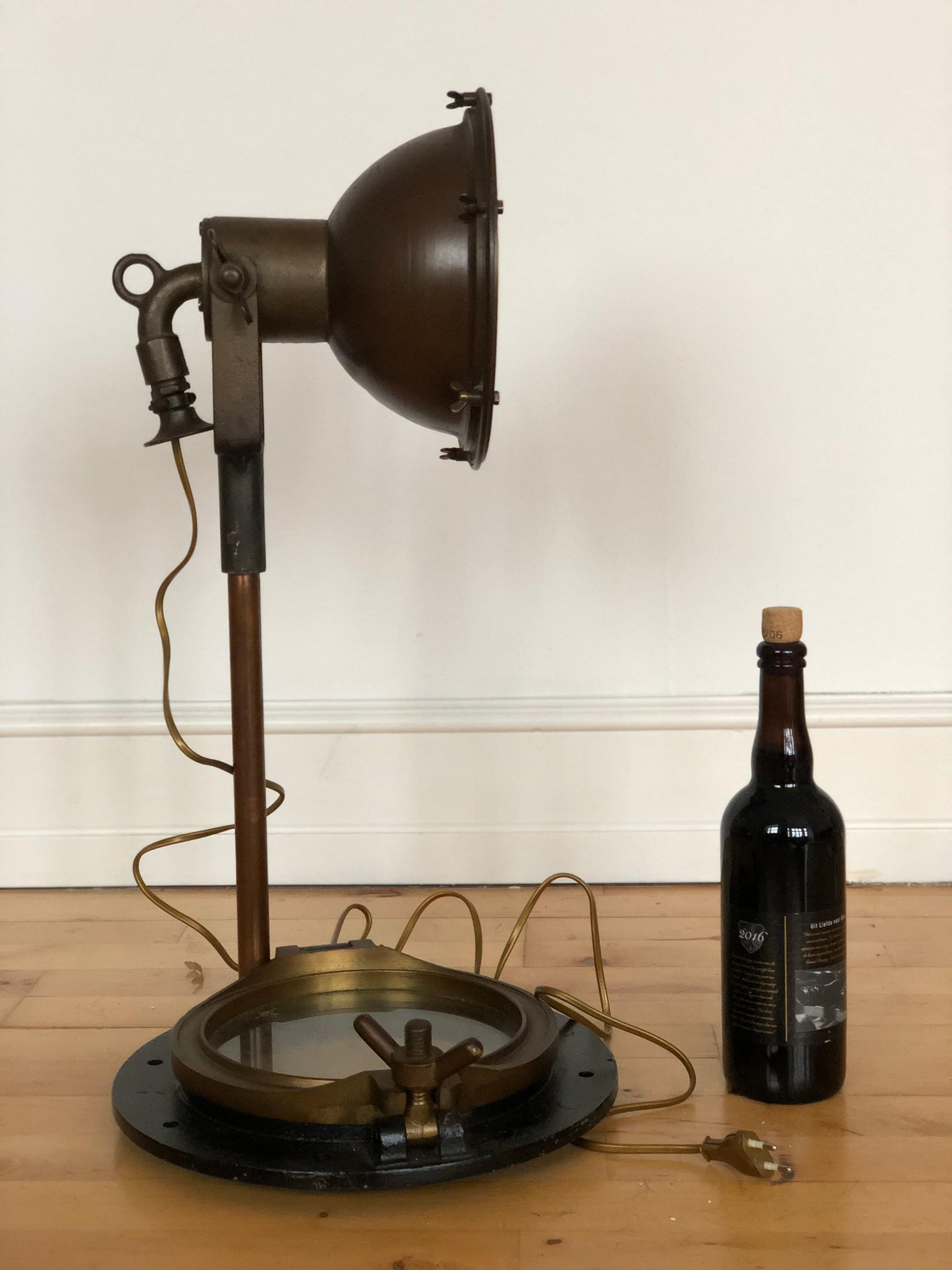 Olandese Lampada da scrivania industriale su base a oblò di nave 1950s in vendita