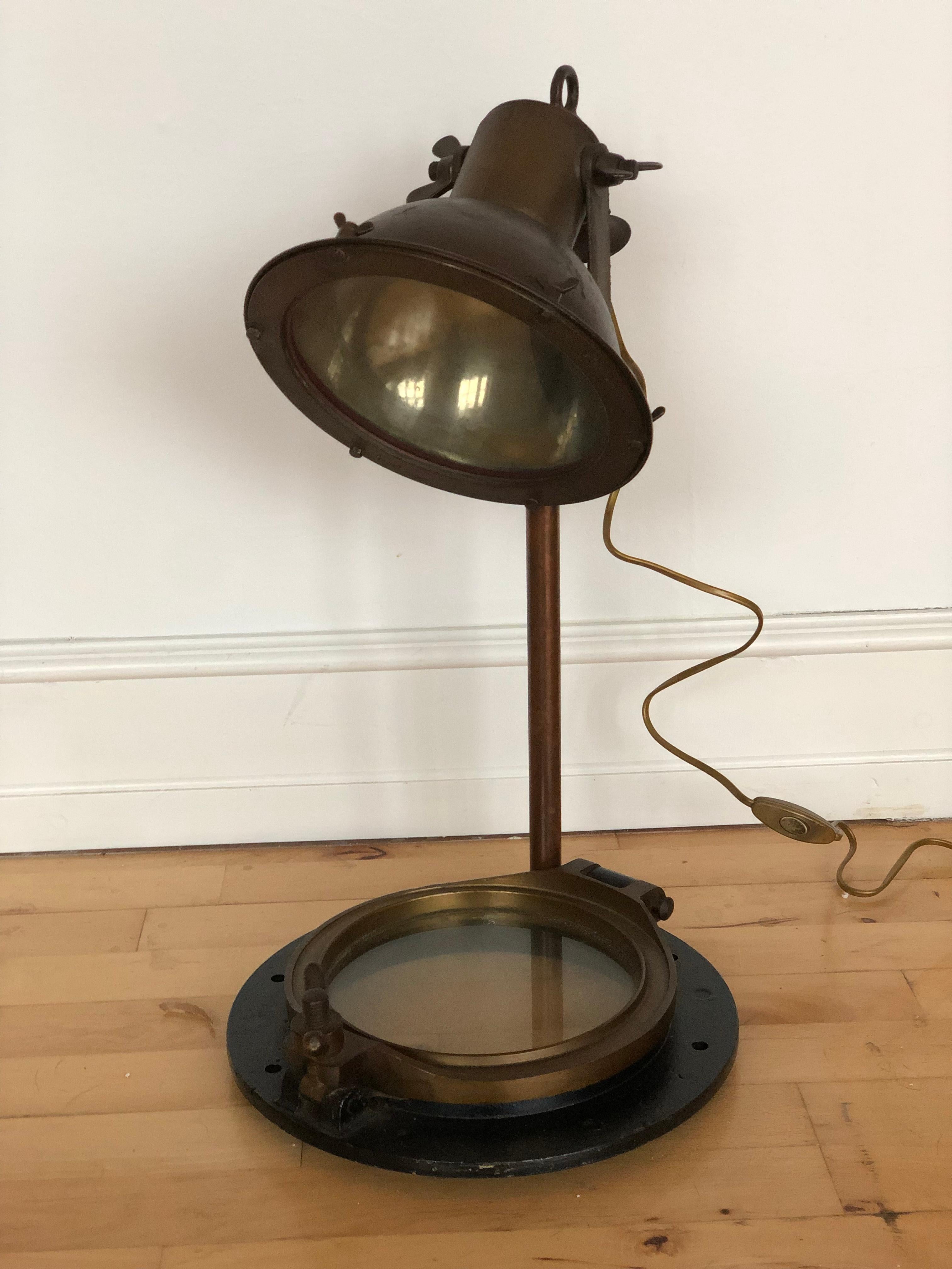 Fatto a mano Lampada da scrivania industriale su base a oblò di nave 1950s in vendita