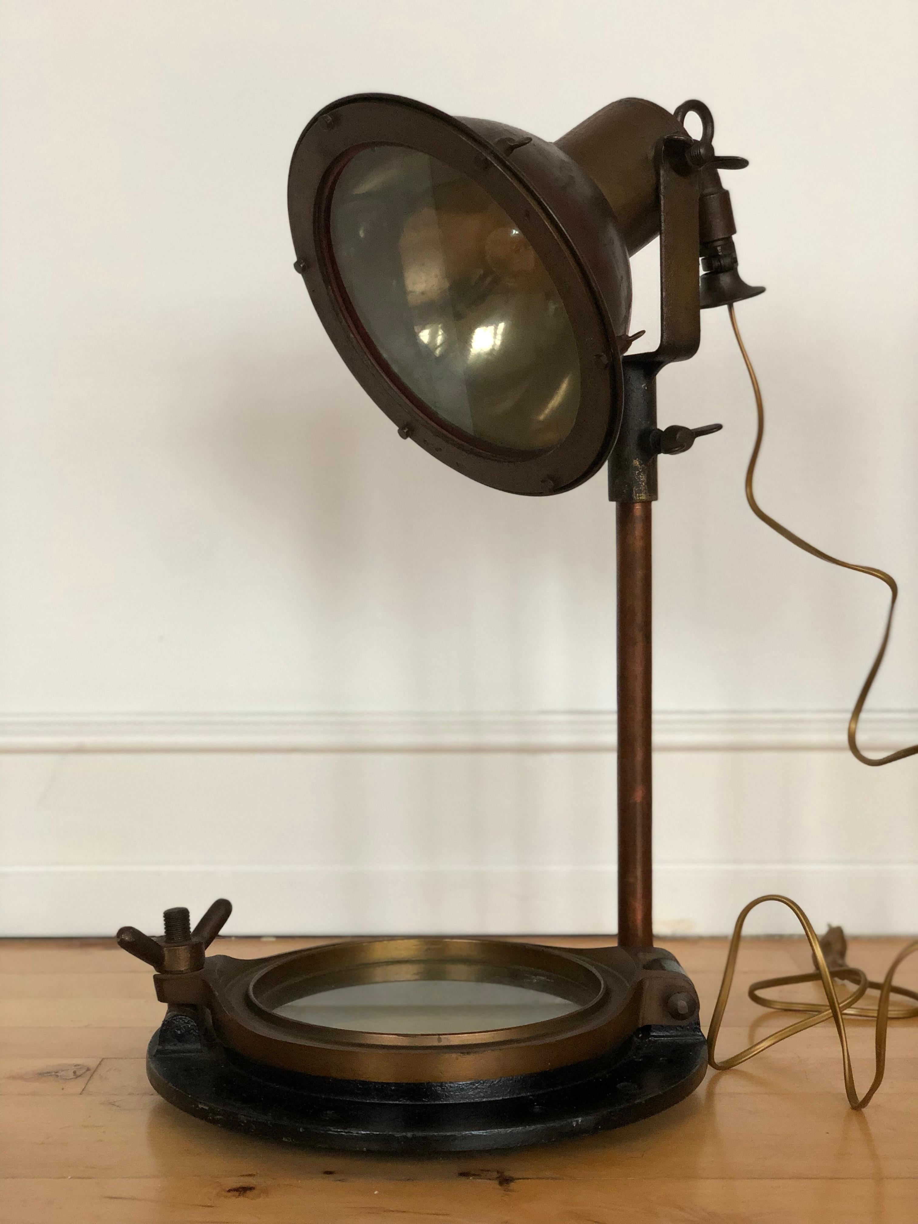 Metà XX secolo Lampada da scrivania industriale su base a oblò di nave 1950s in vendita