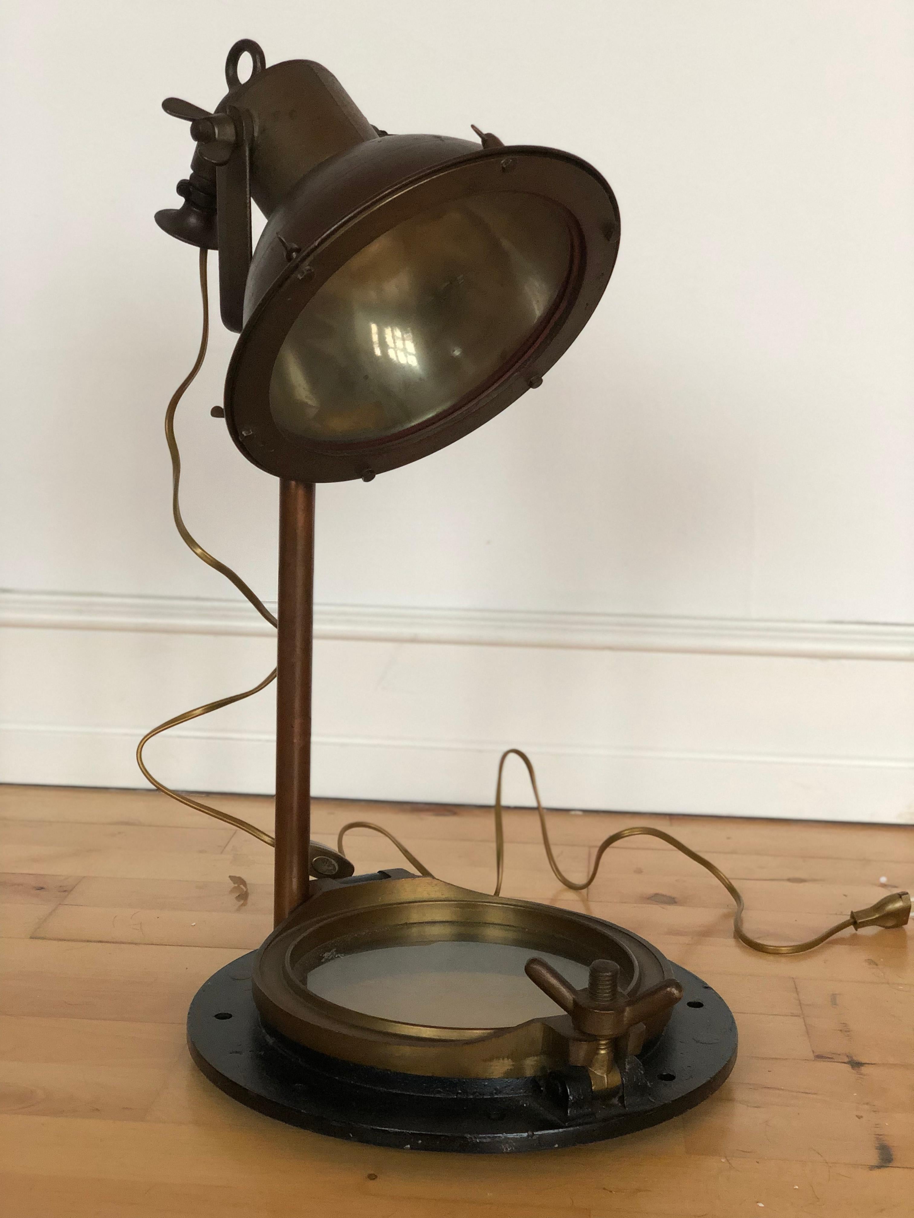 Acciaio inossidabile Lampada da scrivania industriale su base a oblò di nave 1950s in vendita