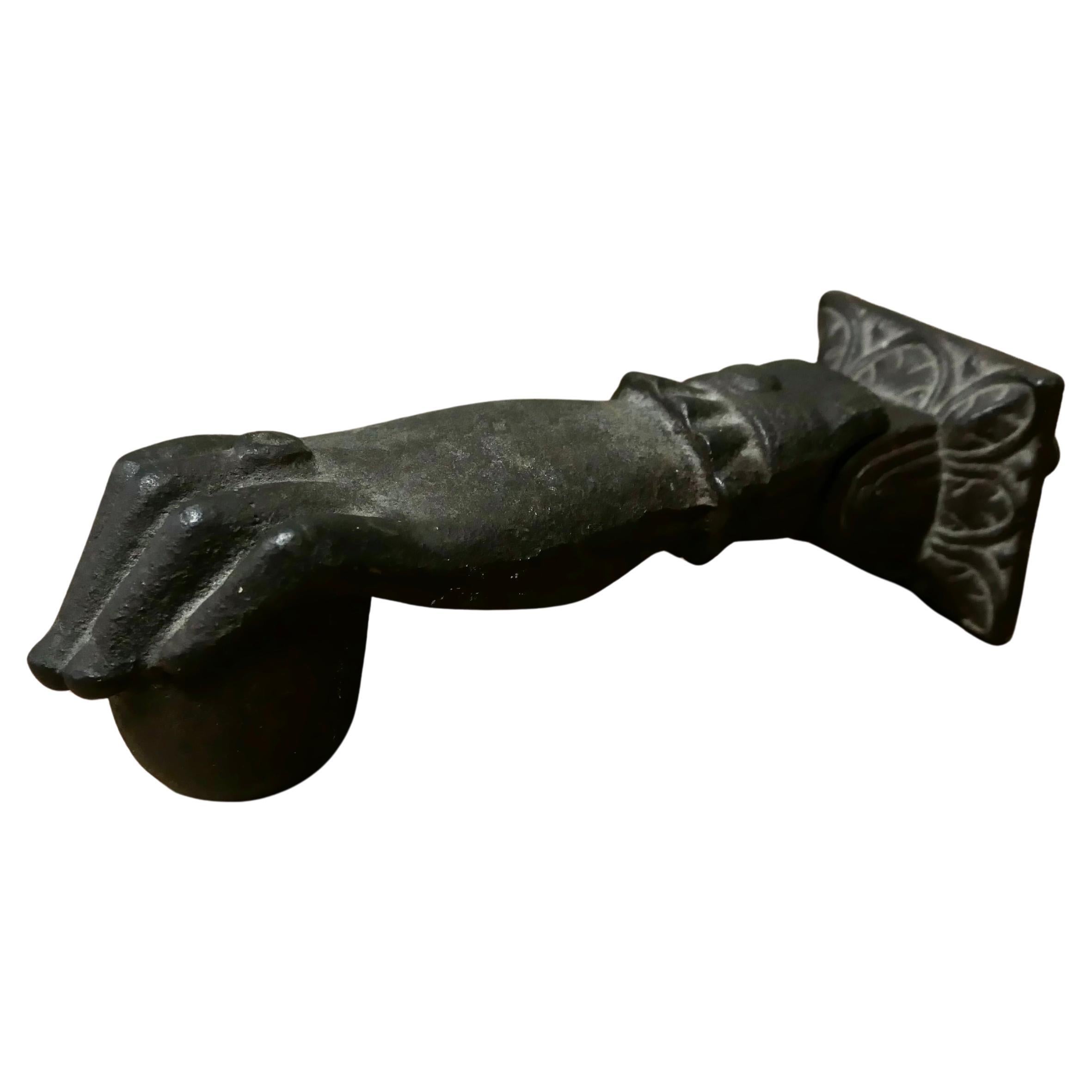 Battente per porte in ferro pesante, una mano che bussa alla porta