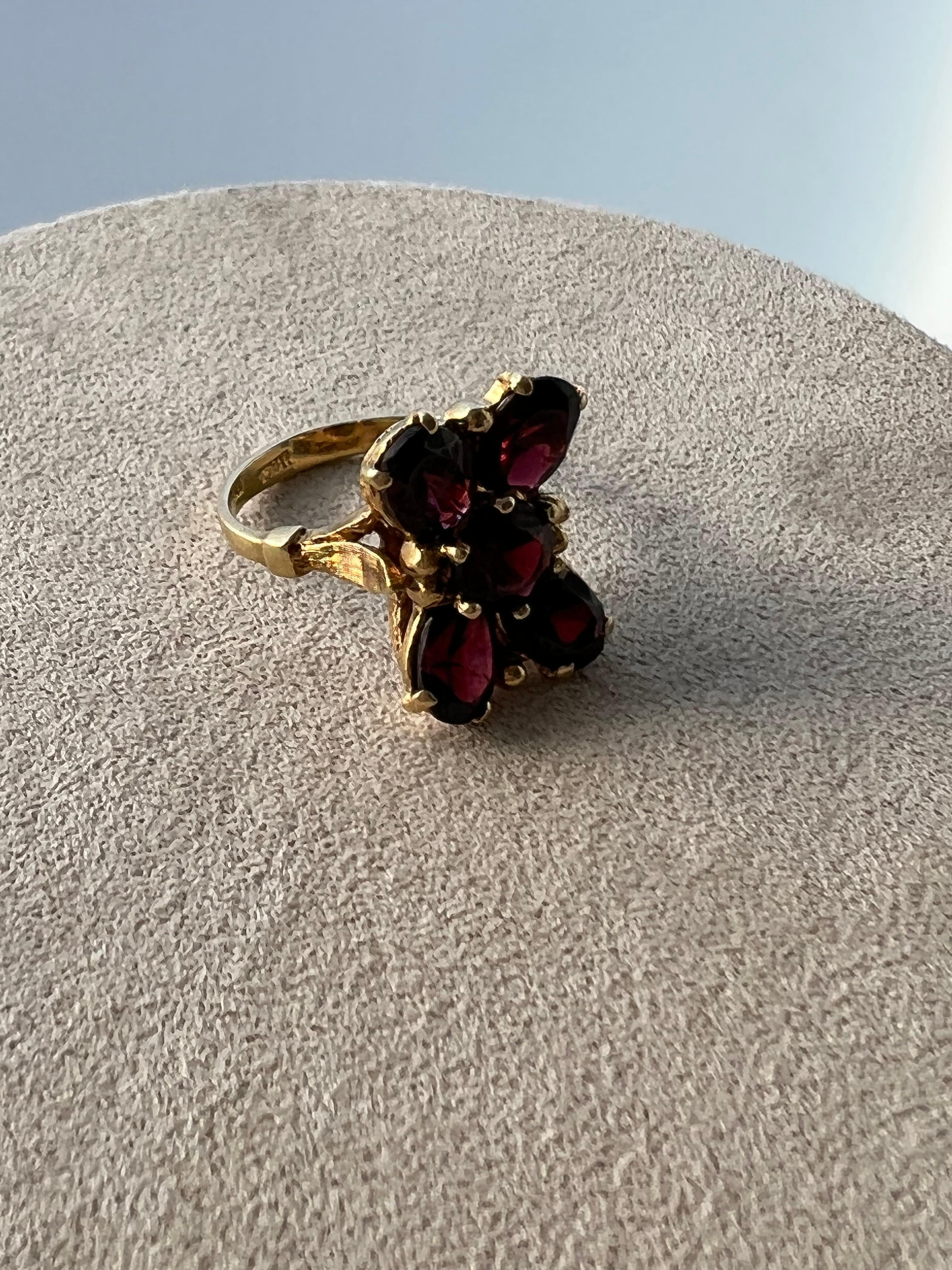Oval Cut Heavy Italian Antique 18K Yellow Gold Garnet Ring, 4.00cts. For Sale