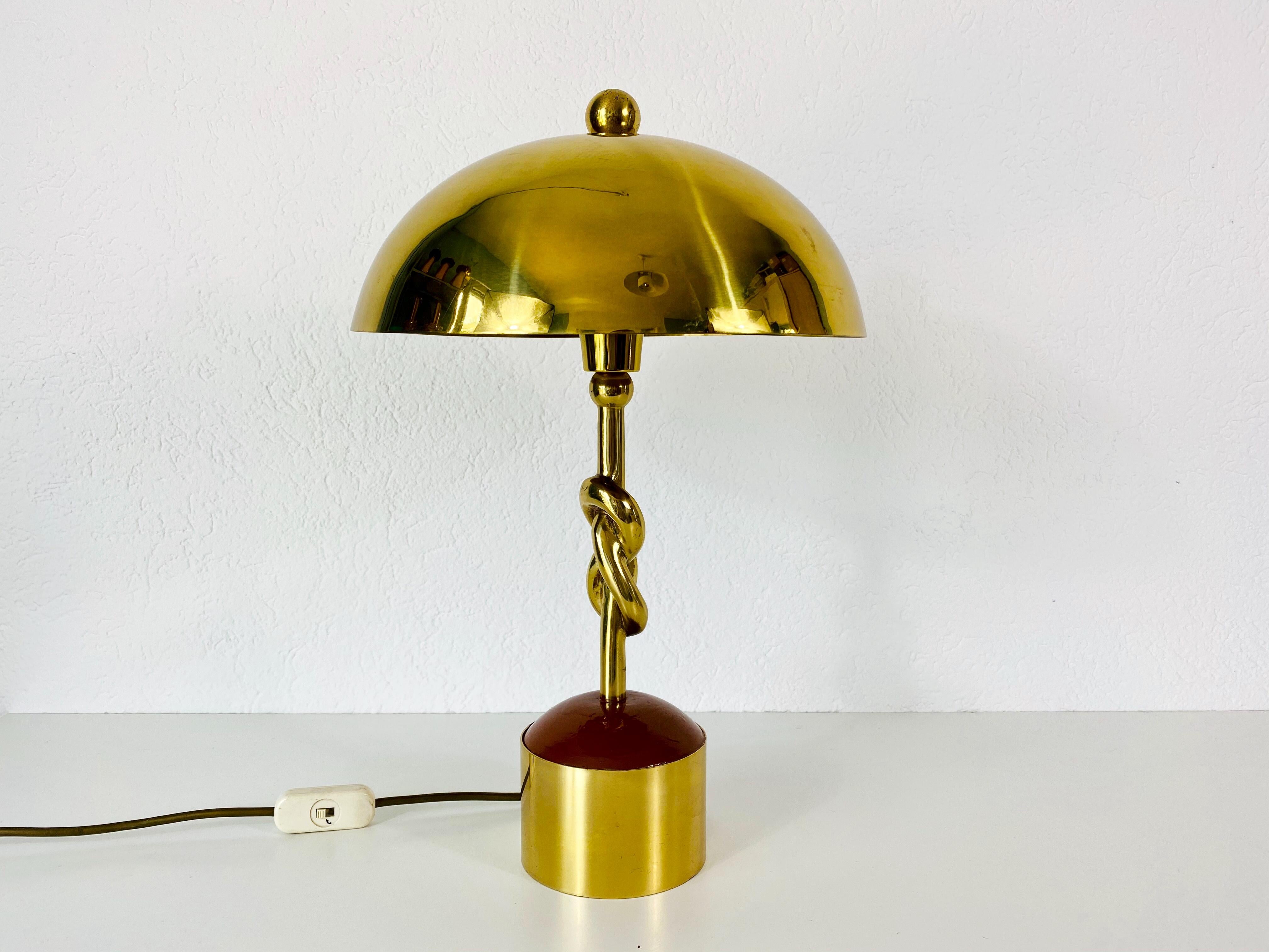 An Italian table lamp made in the 1960s. Made by very heavy solid brass. 

The light requires three E27 light bulbs. Good vintage condition.

Free worldwide shipping.