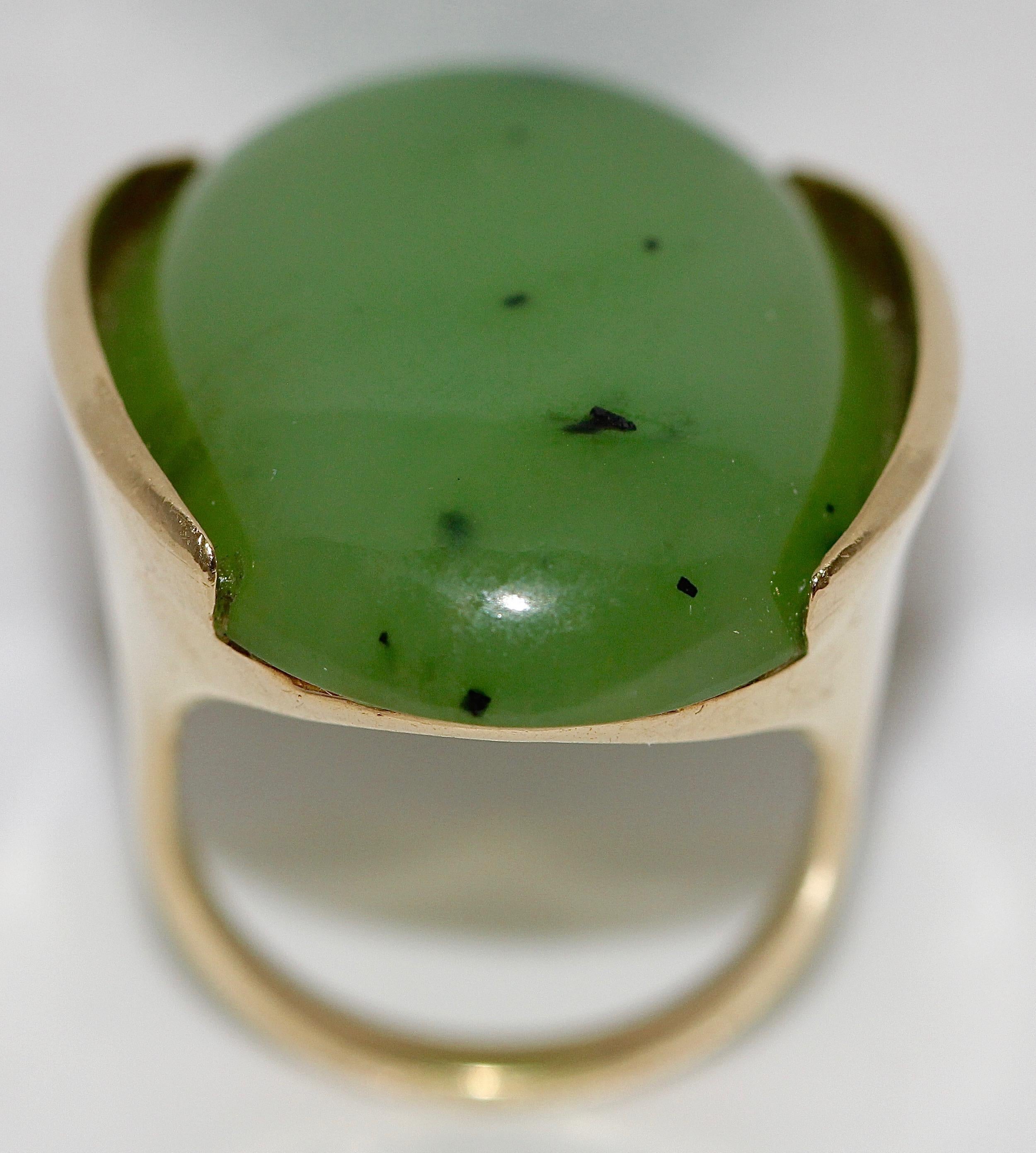 Beautiful ring with a large, jade.
Manufacturer Grosse Germany.
Size of the jade: 30mm x 23mm.

Very good condition.