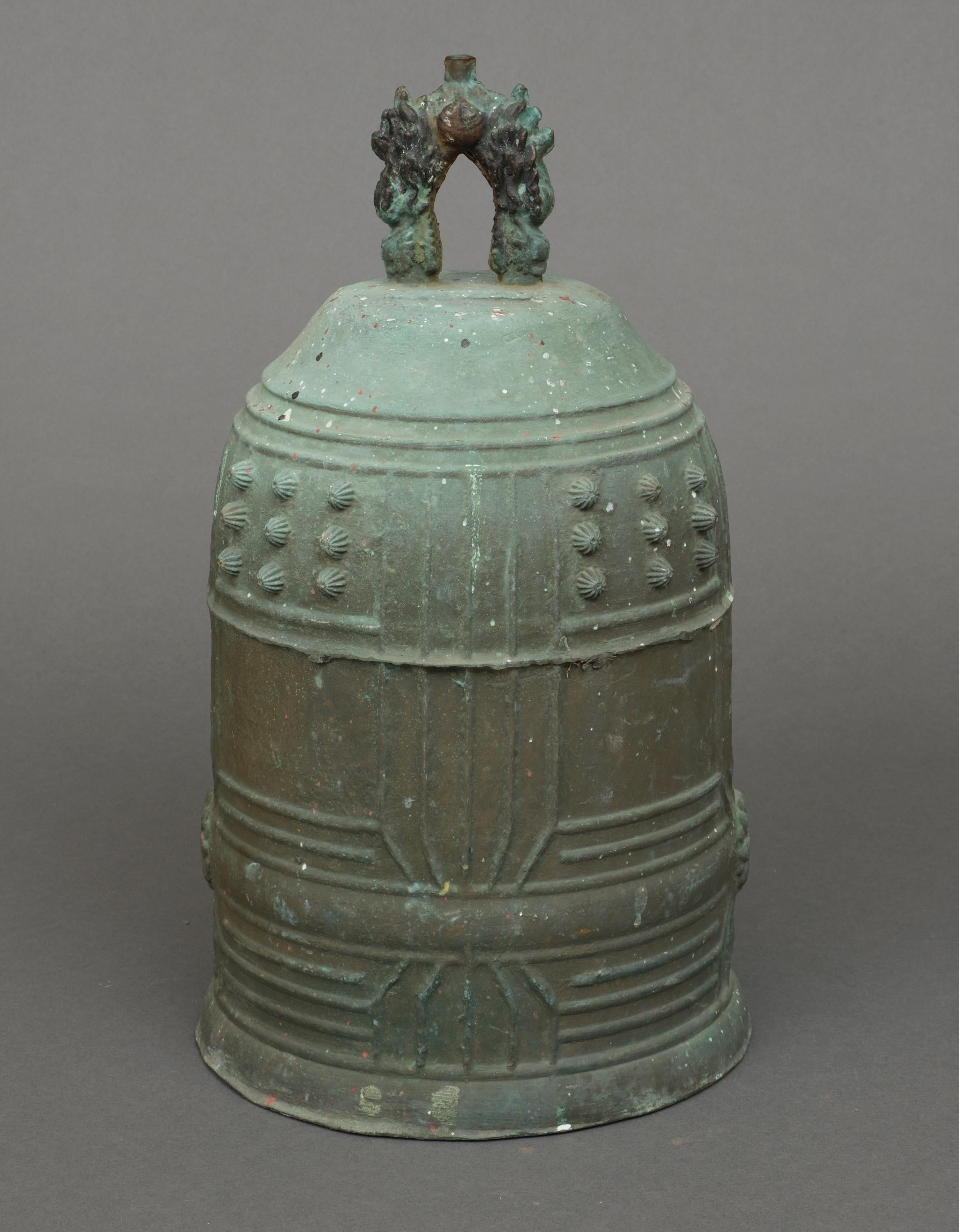Heavy, Japanese bronze temple bell 梵鐘 (bonshô) of traditional shape For Sale 4