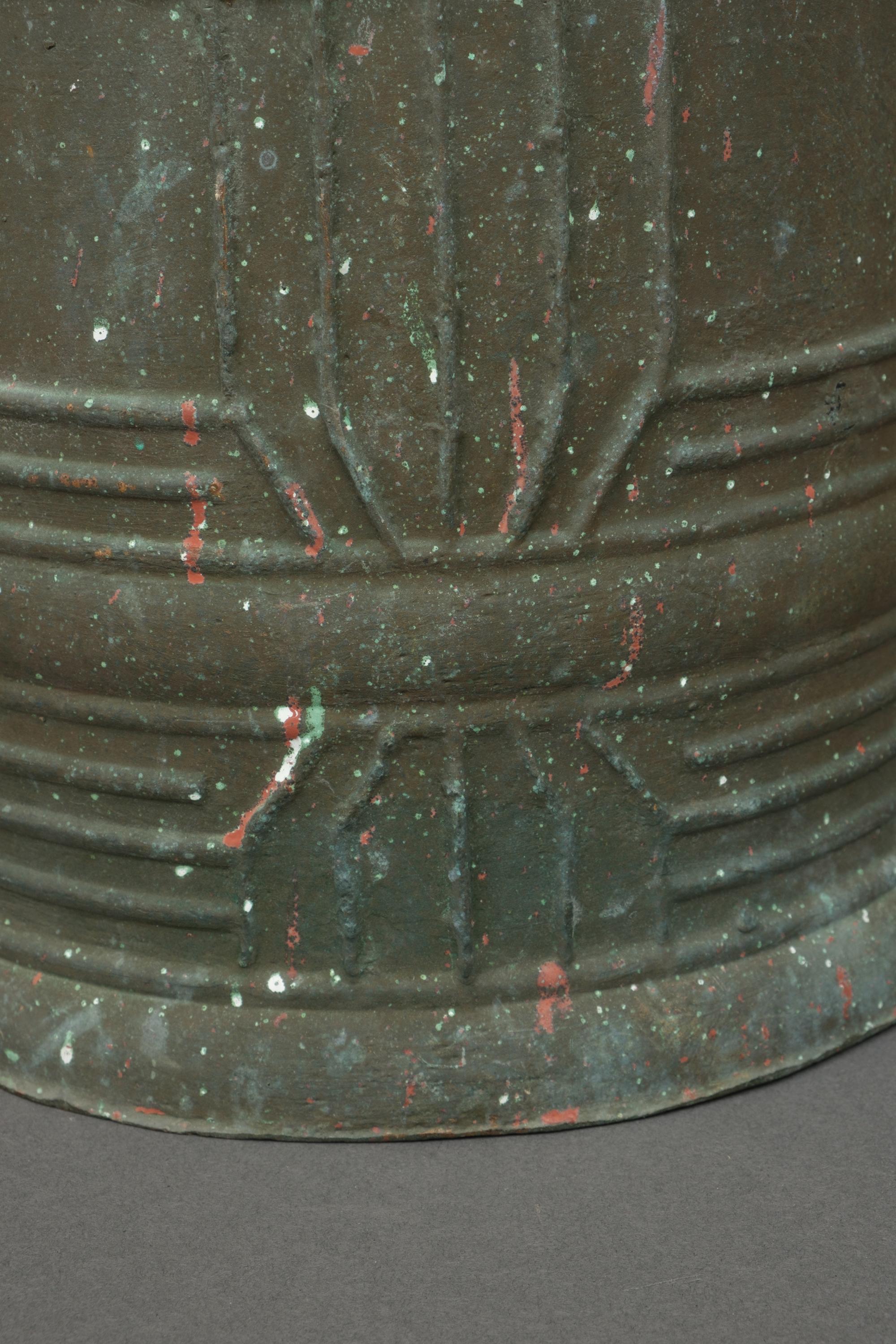 Heavy, Japanese bronze temple bell 梵鐘 (bonshô) of traditional shape For Sale 5
