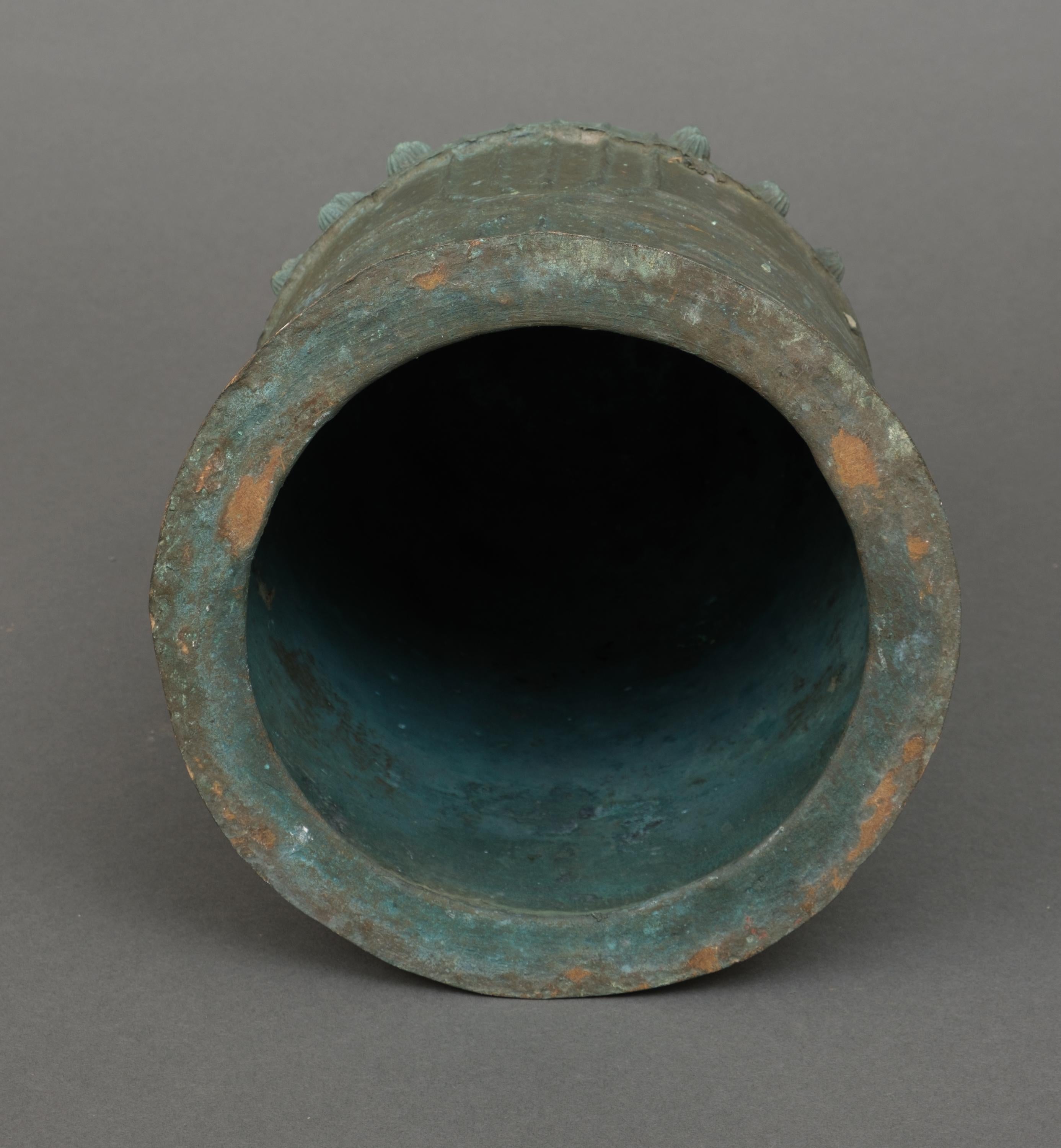 Heavy, Japanese bronze temple bell 梵鐘 (bonshô) of traditional shape For Sale 6