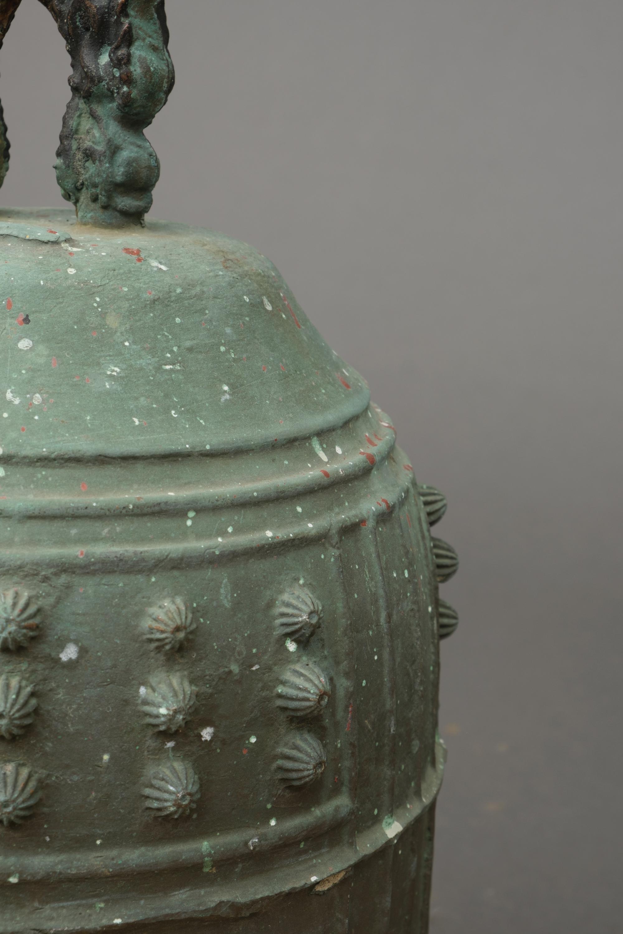 Heavy, Japanese bronze temple bell 梵鐘 (bonshô) of traditional shape For Sale 7