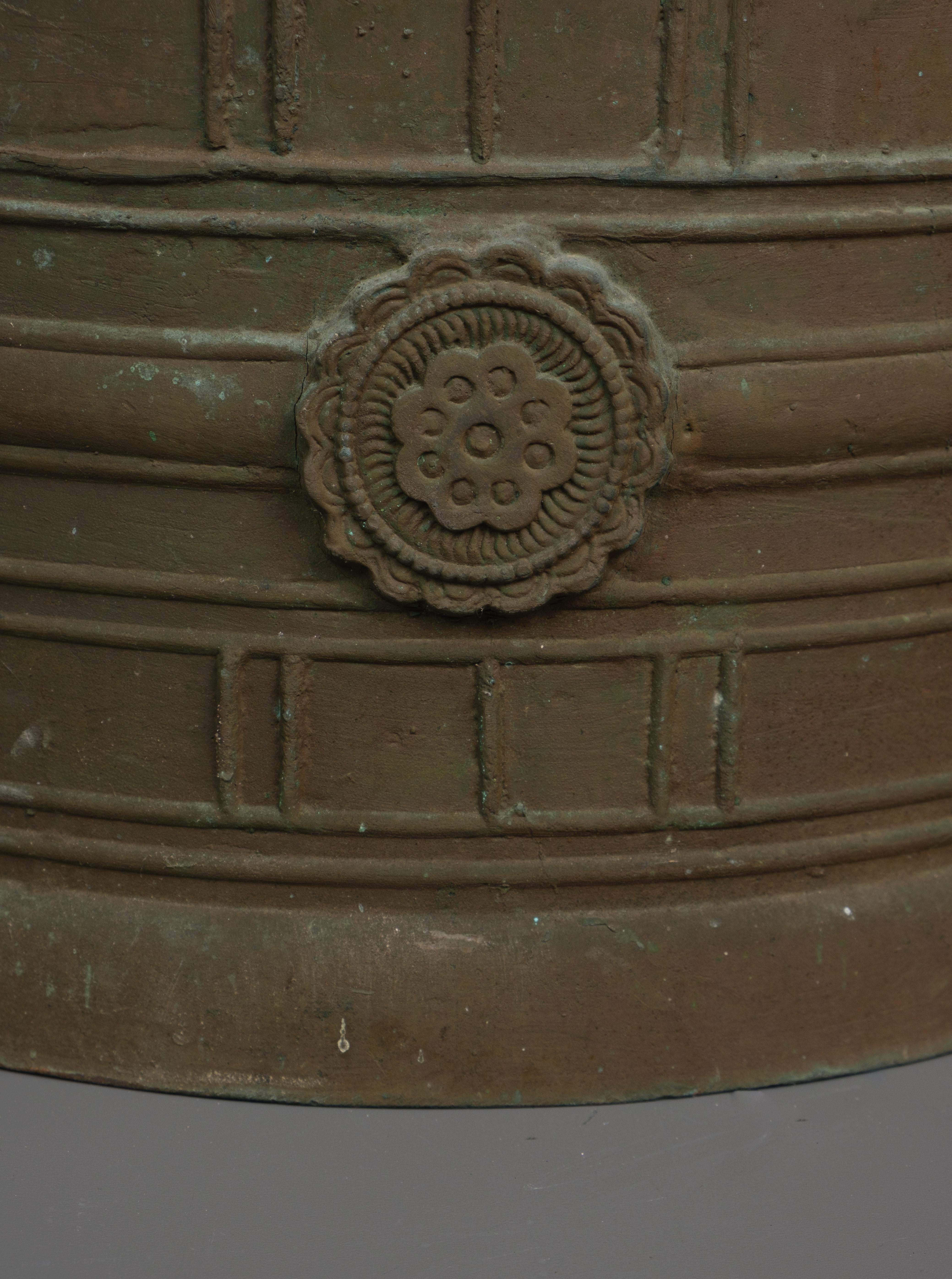 Heavy, Japanese bronze temple bell 梵鐘 (bonshô) of traditional shape In Good Condition For Sale In Amsterdam, NL