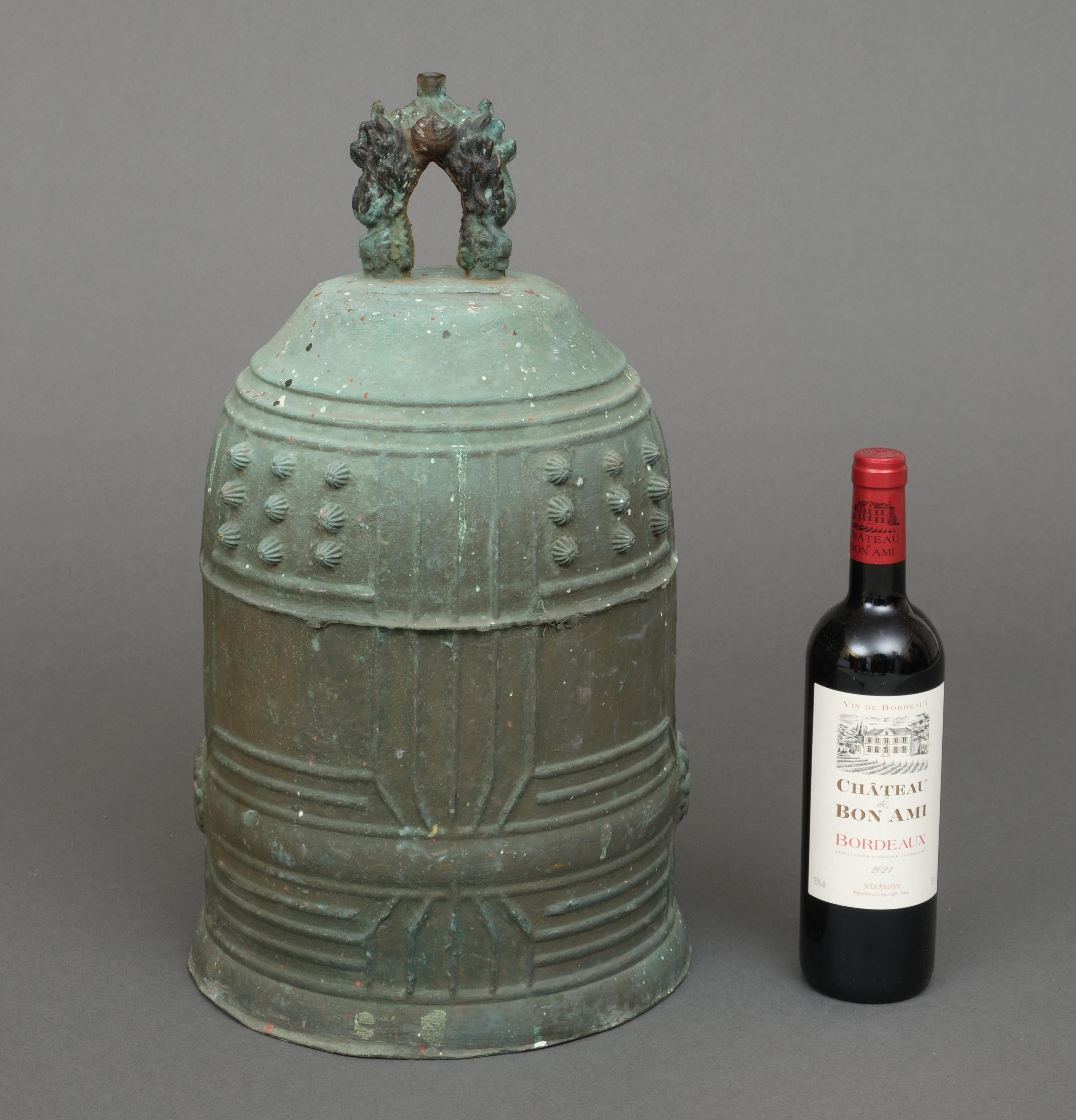 Heavy, Japanese bronze temple bell 梵鐘 (bonshô) of traditional shape In Good Condition For Sale In Amsterdam, NL